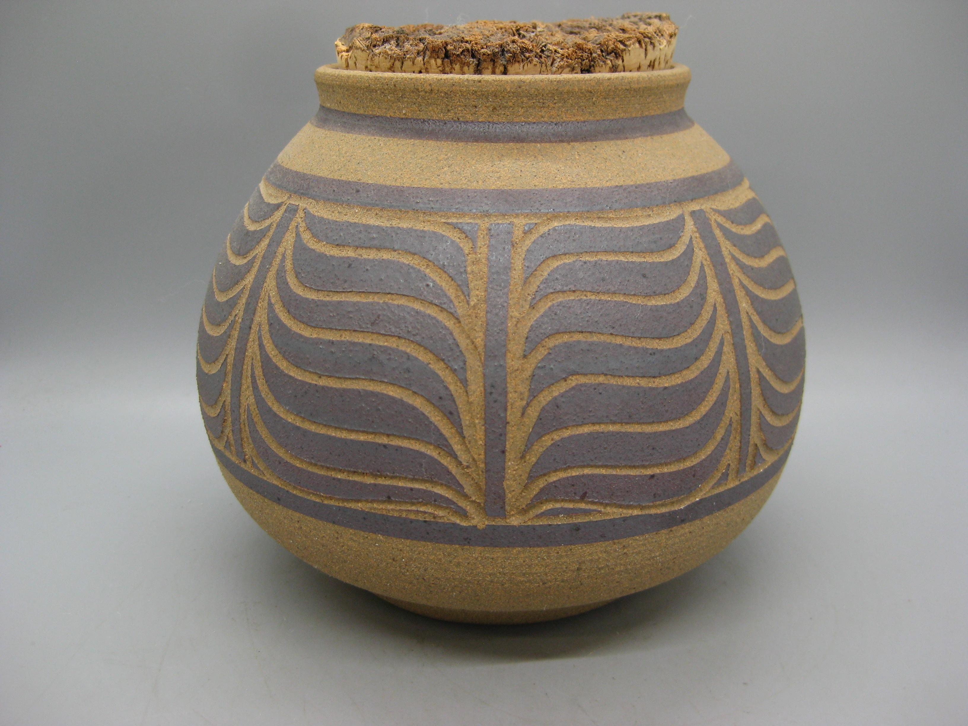 1970's Larry & Terry Brown Oregon Studio Pottery Sgraffito Vase Stash Jar Topf (Nordamerikanisch) im Angebot