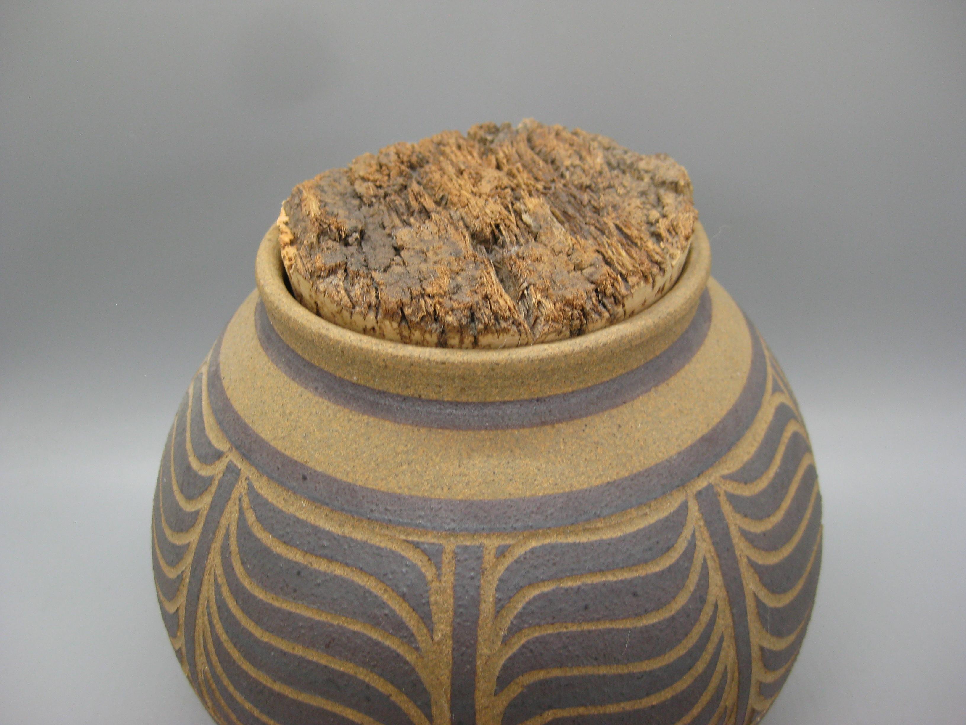 1970's Larry & Terry Brown Oregon Studio Pottery Sgraffito Vase Stash Jar Topf (Handgefertigt) im Angebot