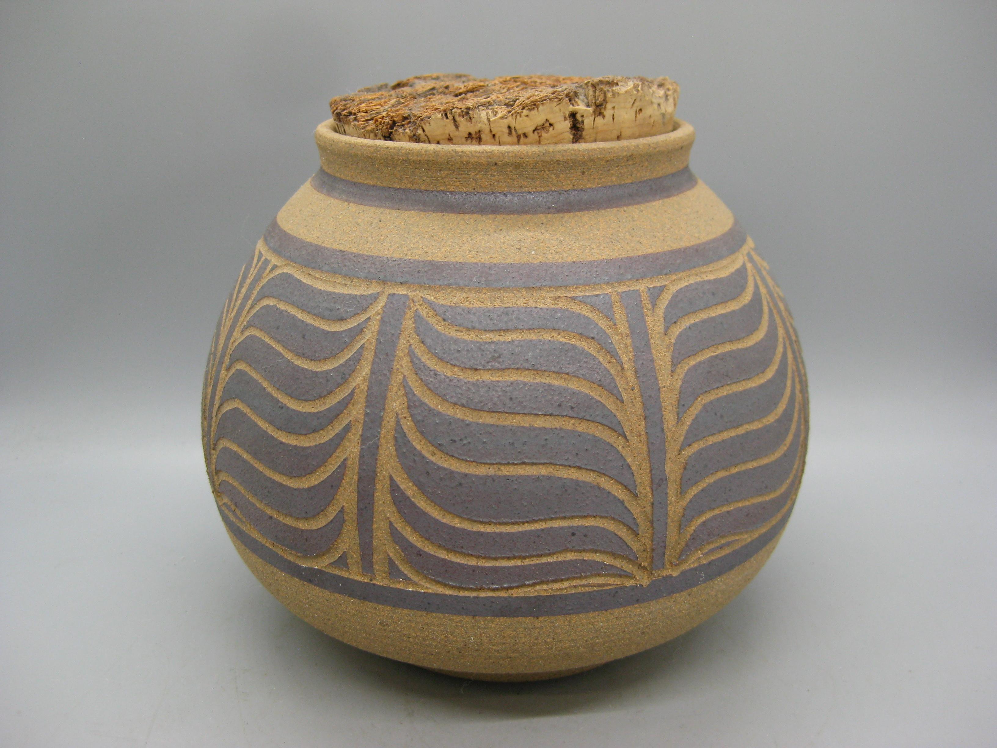 1970's Larry & Terry Brown Oregon Studio Pottery Sgraffito Vase Stash Jar Topf im Zustand „Hervorragend“ im Angebot in San Diego, CA