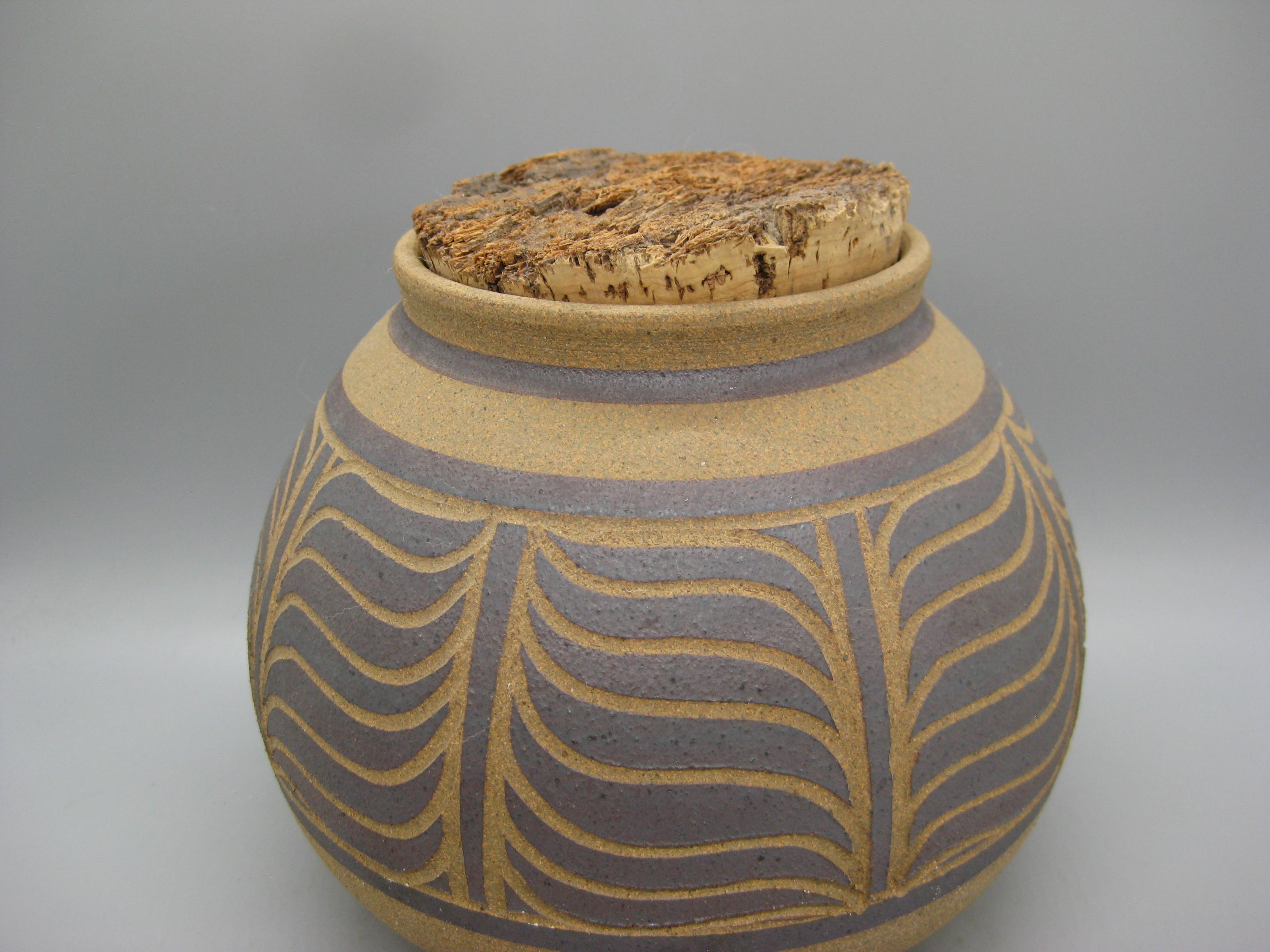 1970's Larry & Terry Brown Oregon Studio Pottery Sgraffito Vase Stash Jar Topf (20. Jahrhundert) im Angebot
