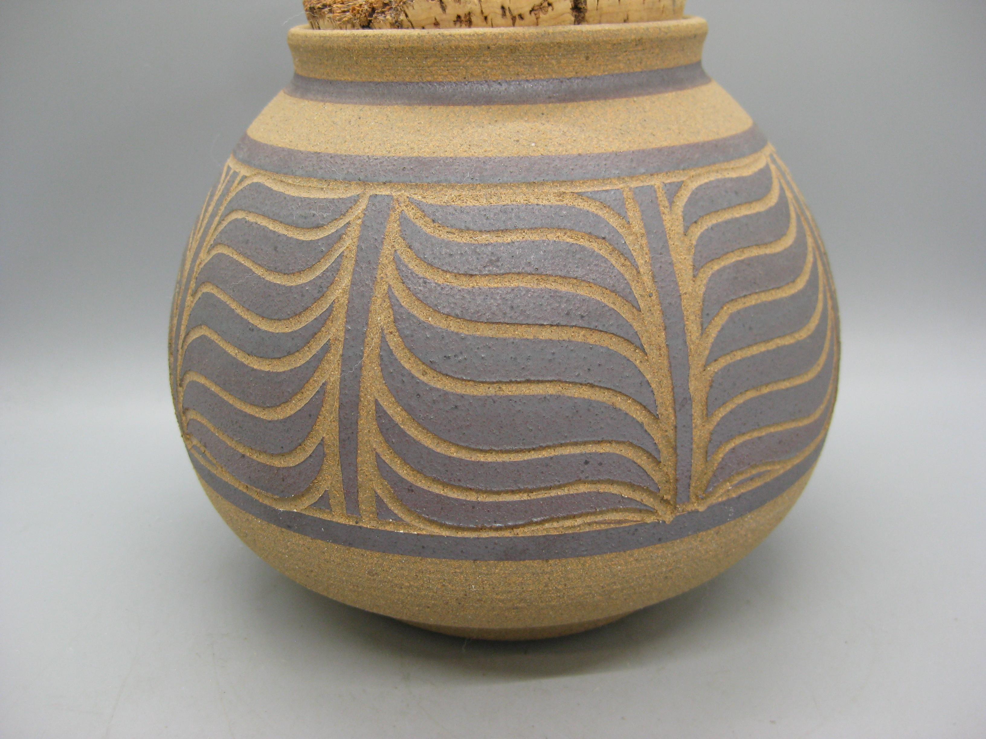 1970's Larry & Terry Brown Oregon Studio Pottery Sgraffito Vase Stash Jar Topf (Töpferwaren) im Angebot