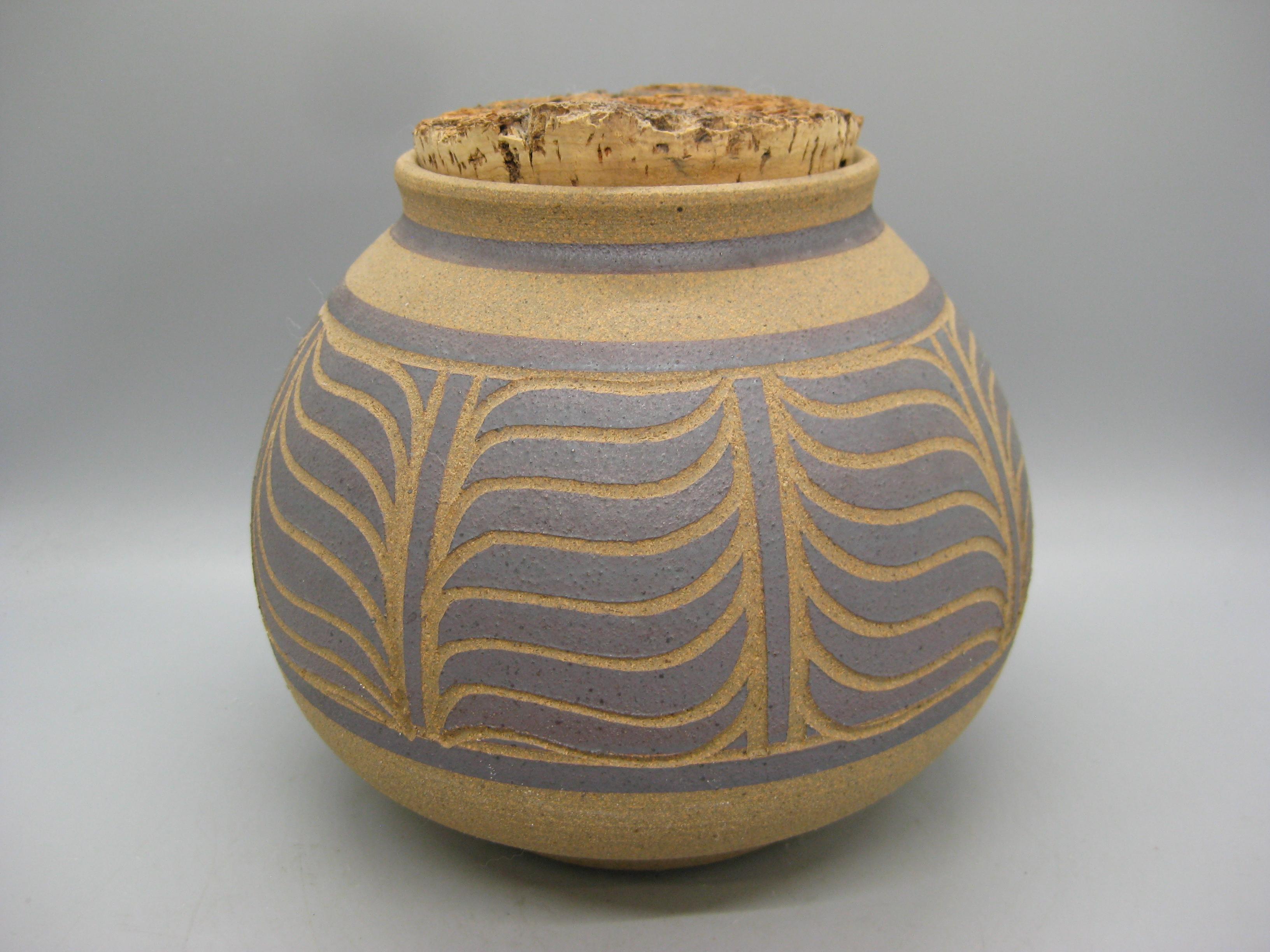 1970's Larry & Terry Brown Oregon Studio Pottery Sgraffito Vase Stash Jar Topf im Angebot 1