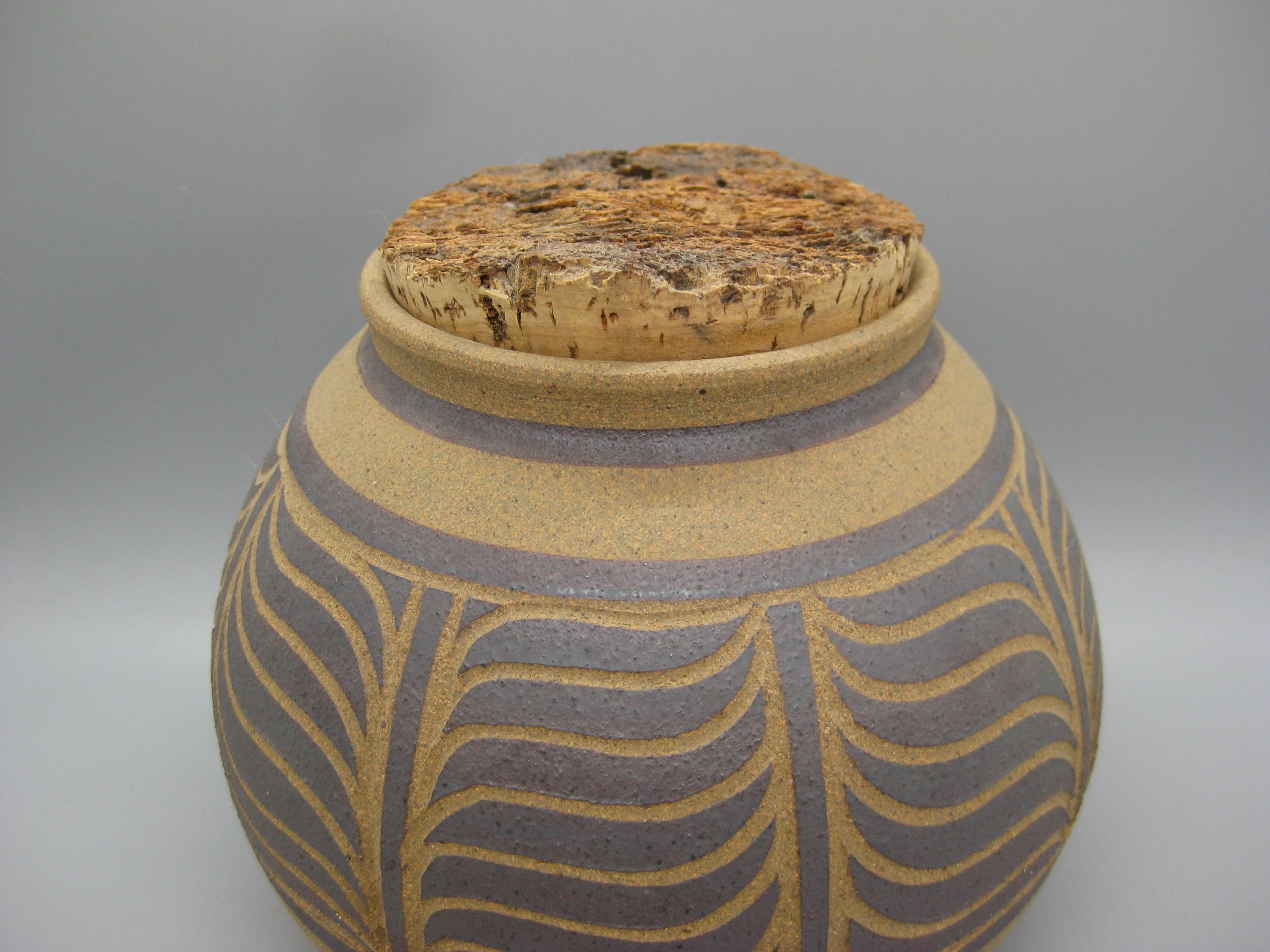 1970's Larry & Terry Brown Oregon Studio Pottery Sgraffito Vase Stash Jar Topf im Angebot 2