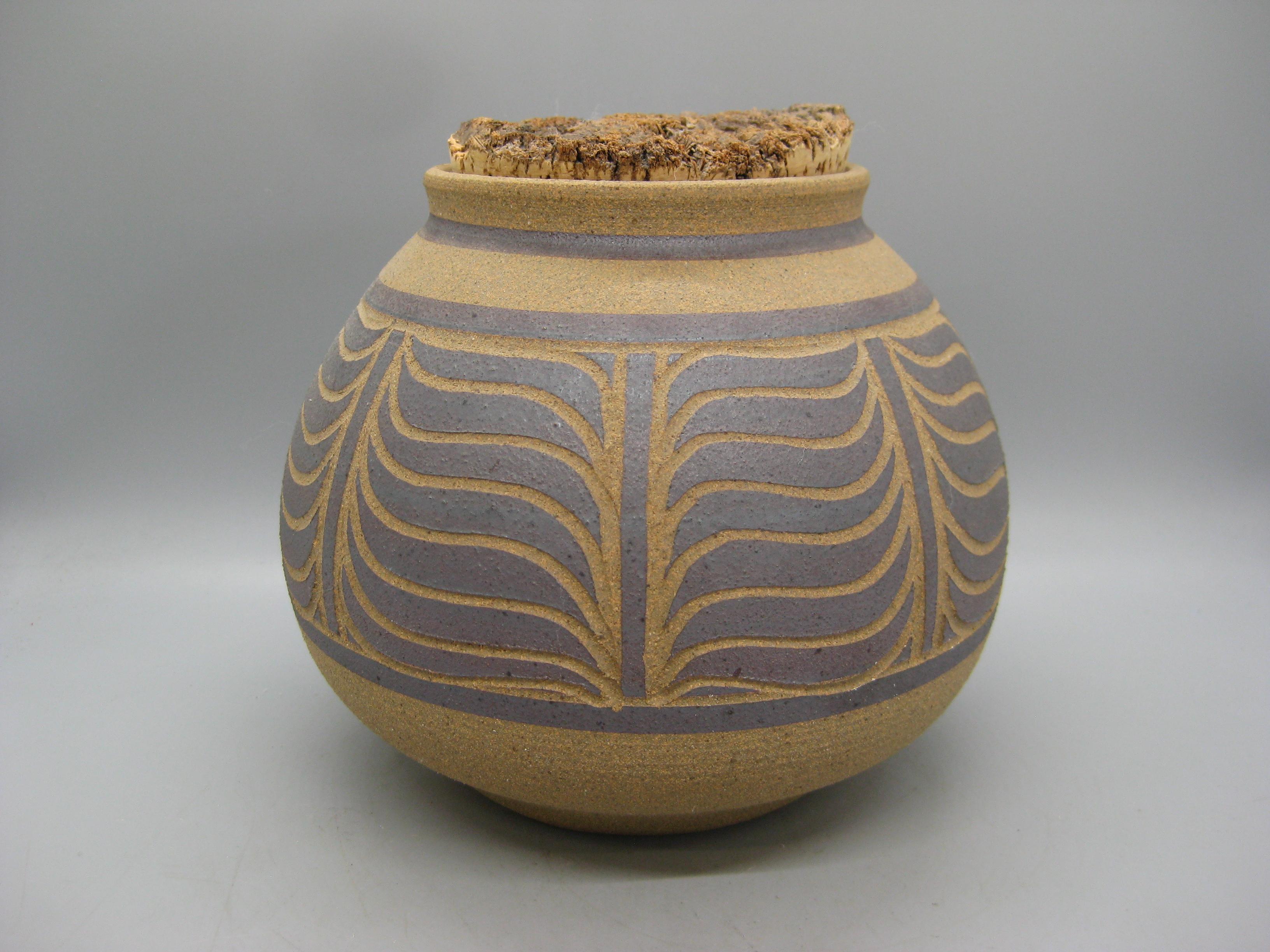 1970's Larry & Terry Brown Oregon Studio Pottery Sgraffito Vase Stash Jar Topf im Angebot