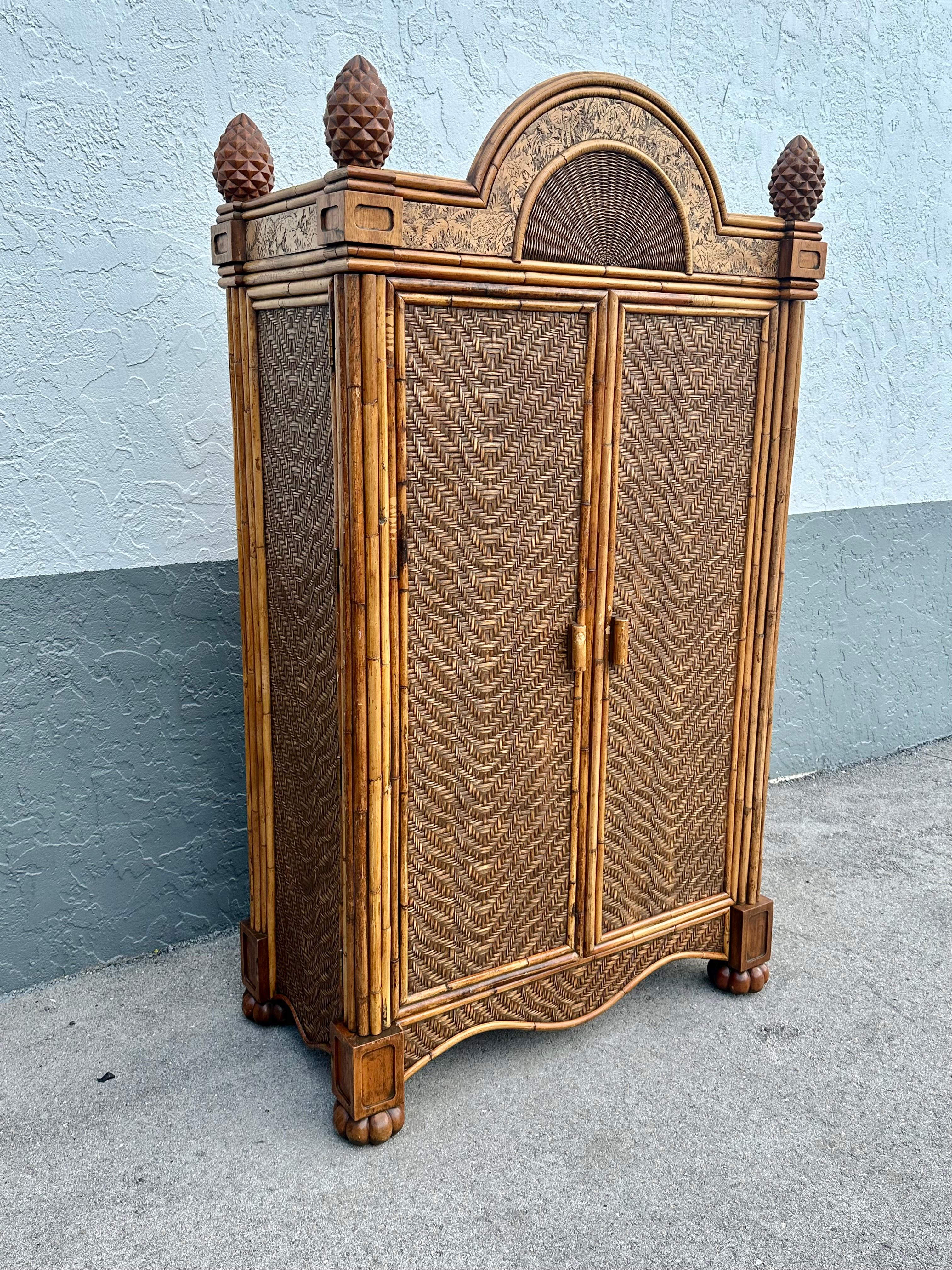 Armario con Arco Safari de madera grabada de los años setenta Bohemio en venta