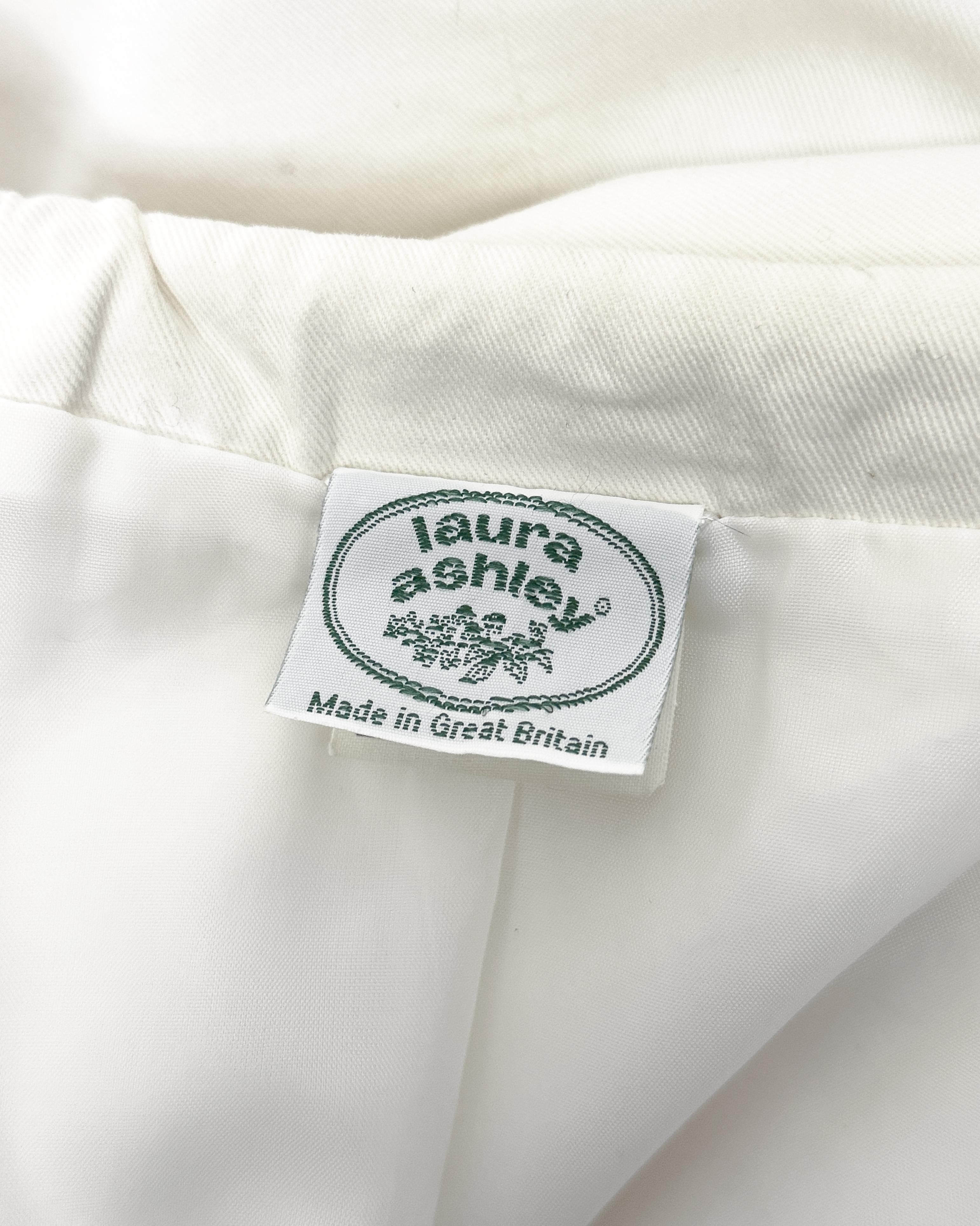 1970s Laura Ashley Double Breasted White and Navy Blue Sailor Jacket (Veste de marin blanche et bleu marine) en vente 1