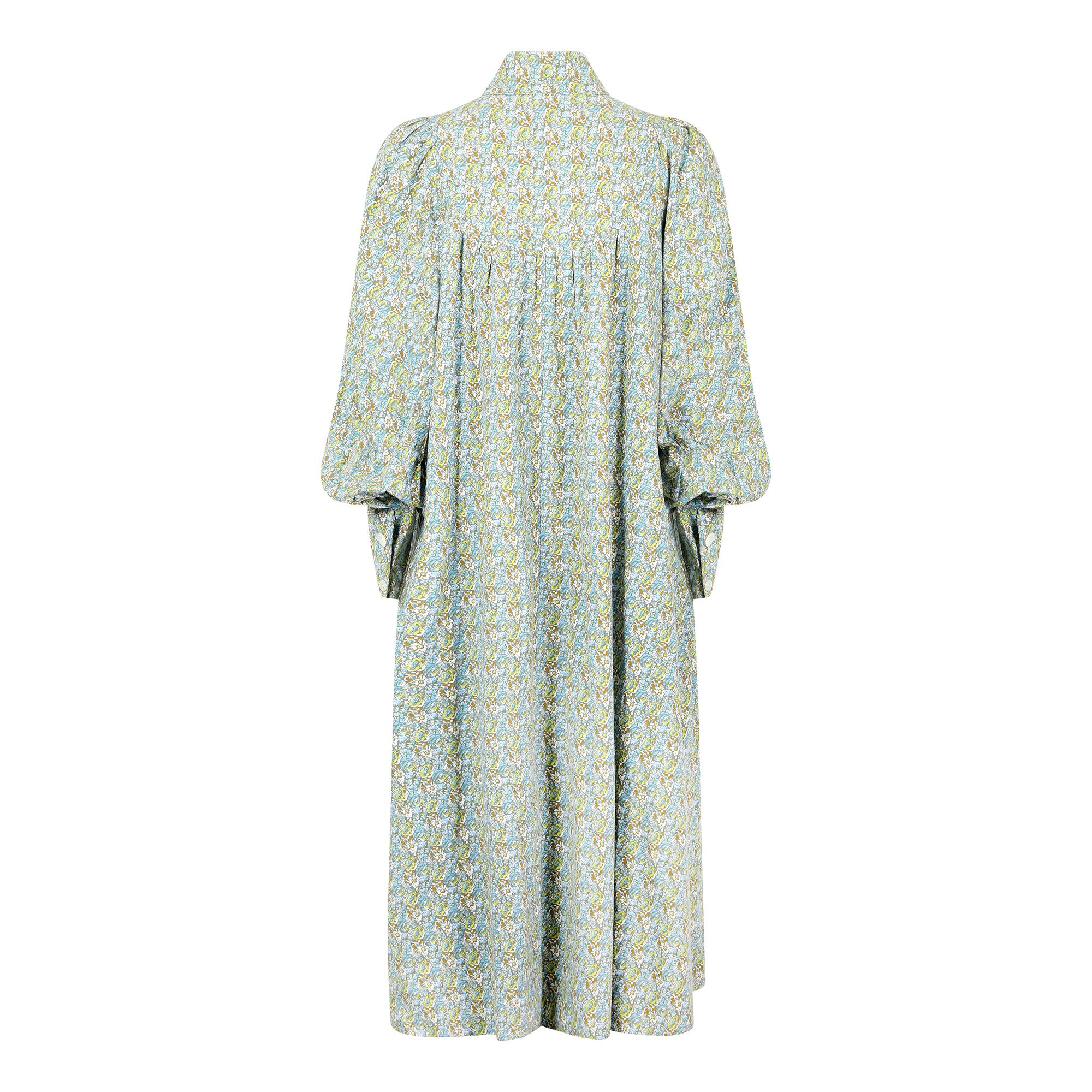 Laura Ashley war in den späten 1960er und in den 1970er Jahren der bekannteste Name in der britischen High Street.  Das aus der Textilindustrie hervorgegangene Unternehmen stellt fantastische und hochwertige Kleidung her, die von vergangenen Epochen