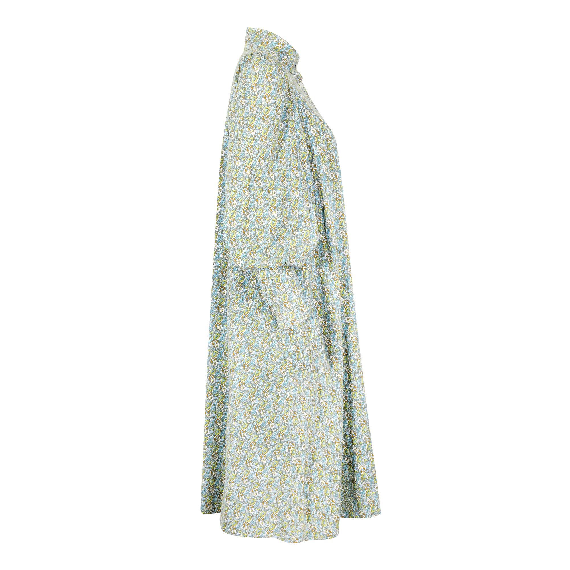 1970er Laura Ashley geblümtes Smock-Kleid aus Baumwolle (Grau)