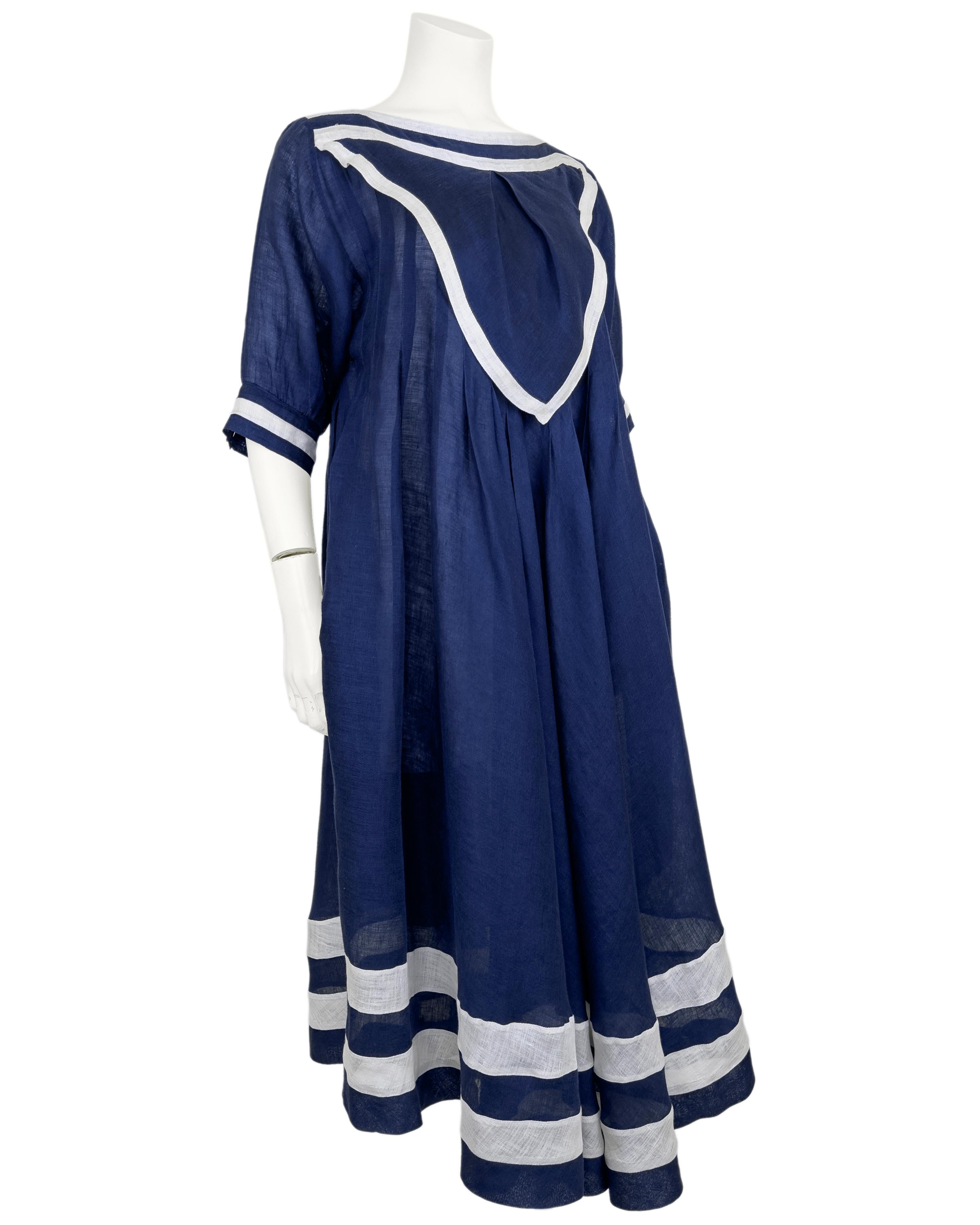 Bezauberndes Laura Biagiotti Kleid im Stil der 70er Jahre aus marineblauem Leinen im Matrosenstil. Der leichte und luftige Stoff macht dieses Kleid perfekt für die wärmeren Monate. Schöne Details: schöne vertikale Falten am Mieder, weiße Einsätze an