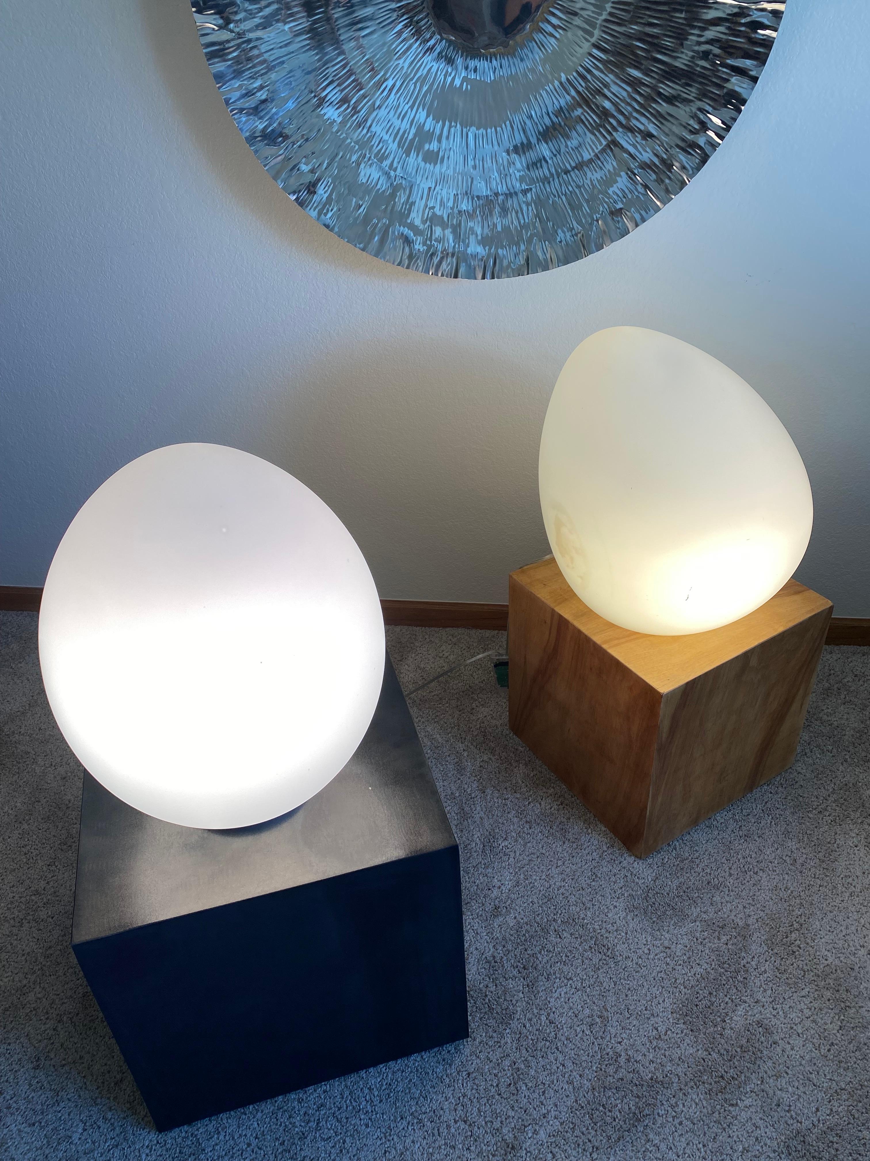 Metal 1970s Laurel Lamp Company Italian Glass Egg Lamp