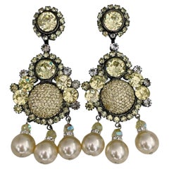 1970s Lawrence VRBA Light Green Crystal Faux Pearl Statement Clip On Earrings (boucles d'oreilles à clip)