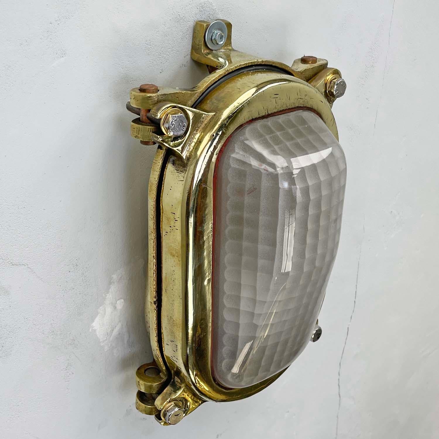 1970's Cast Brass Rectangular Wall Light, Frosted Quadrant Pattern Glass Shade For Sale 5