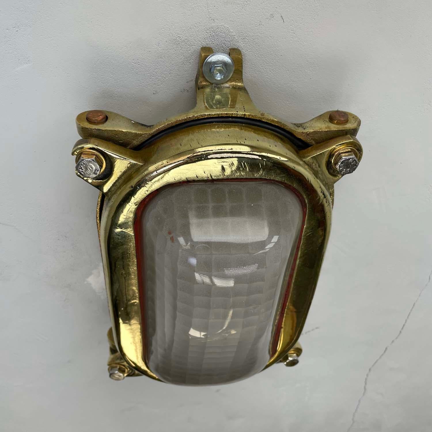 1970's Cast Brass Rectangular Wall Light, Frosted Quadrant Pattern Glass Shade For Sale 6