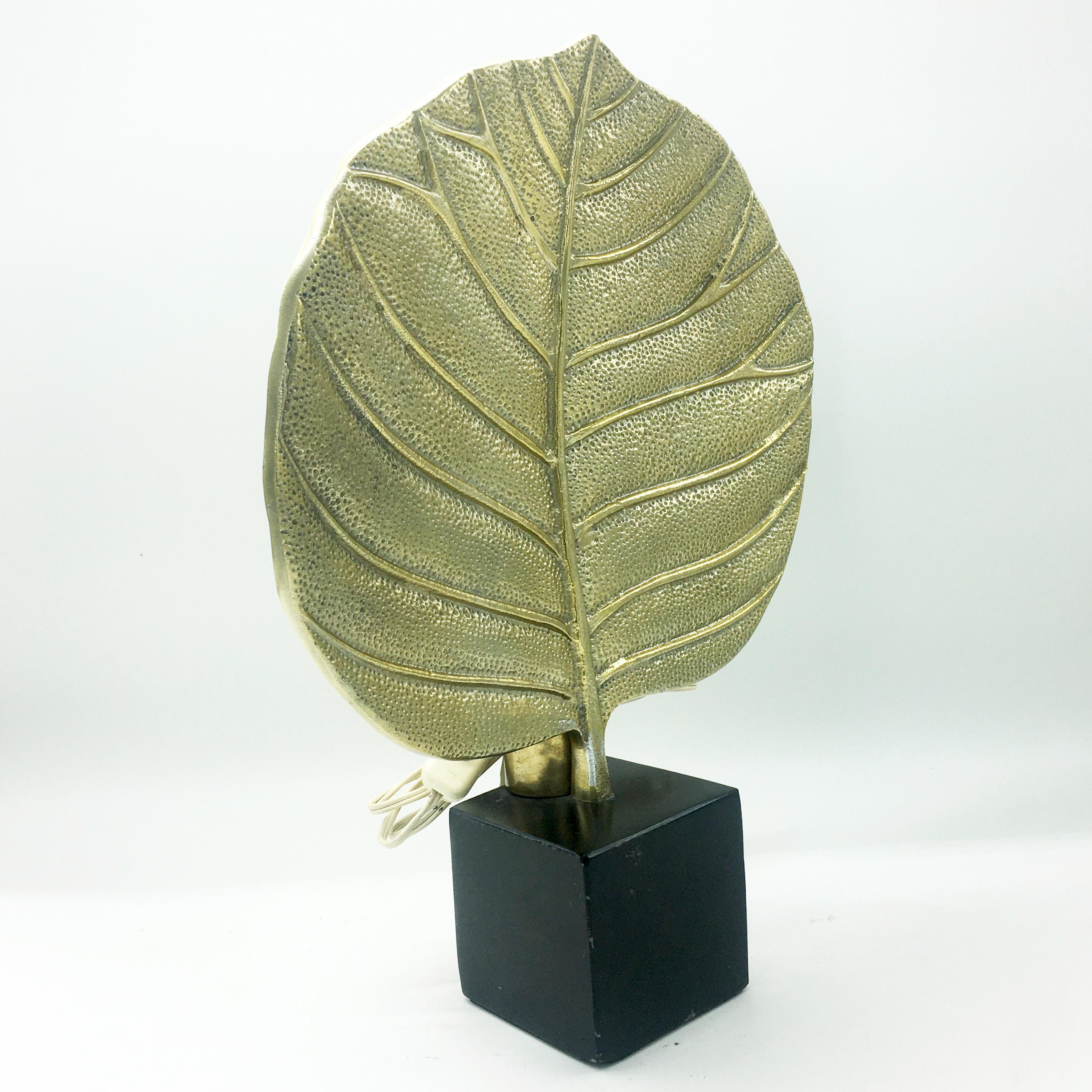 Singular table lamp made of brass in the shape of a rhubarb leaf, with black marble base.
Elegant design, it is suitable for any environment.
