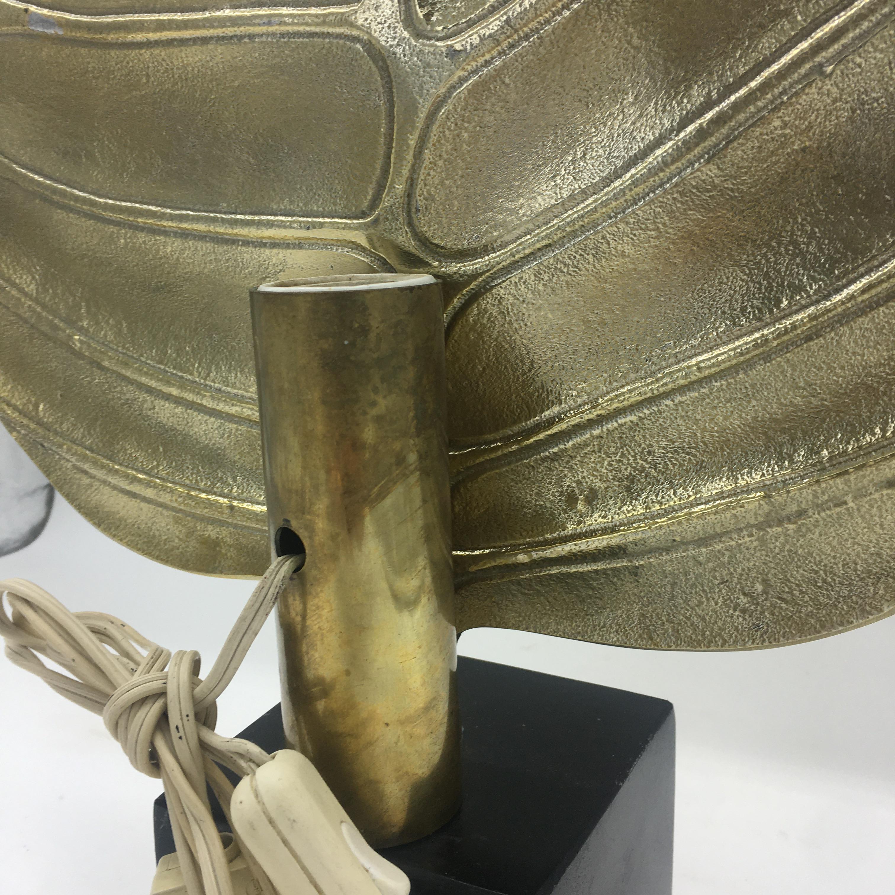 1970s Leaf Shaped Brass Table Lamp In Good Condition In Naples, IT