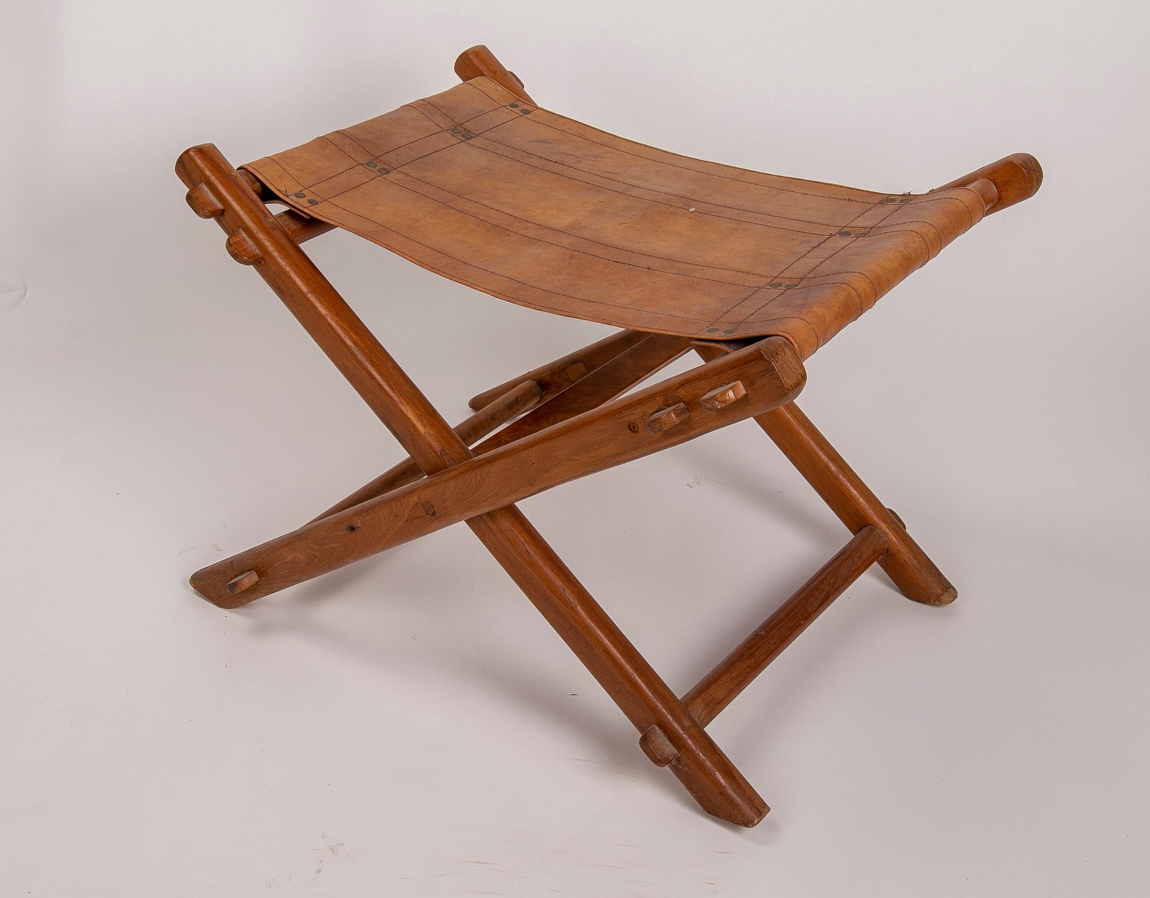1970s, Leather and Wooden Folding Chair In Good Condition In Marbella, ES