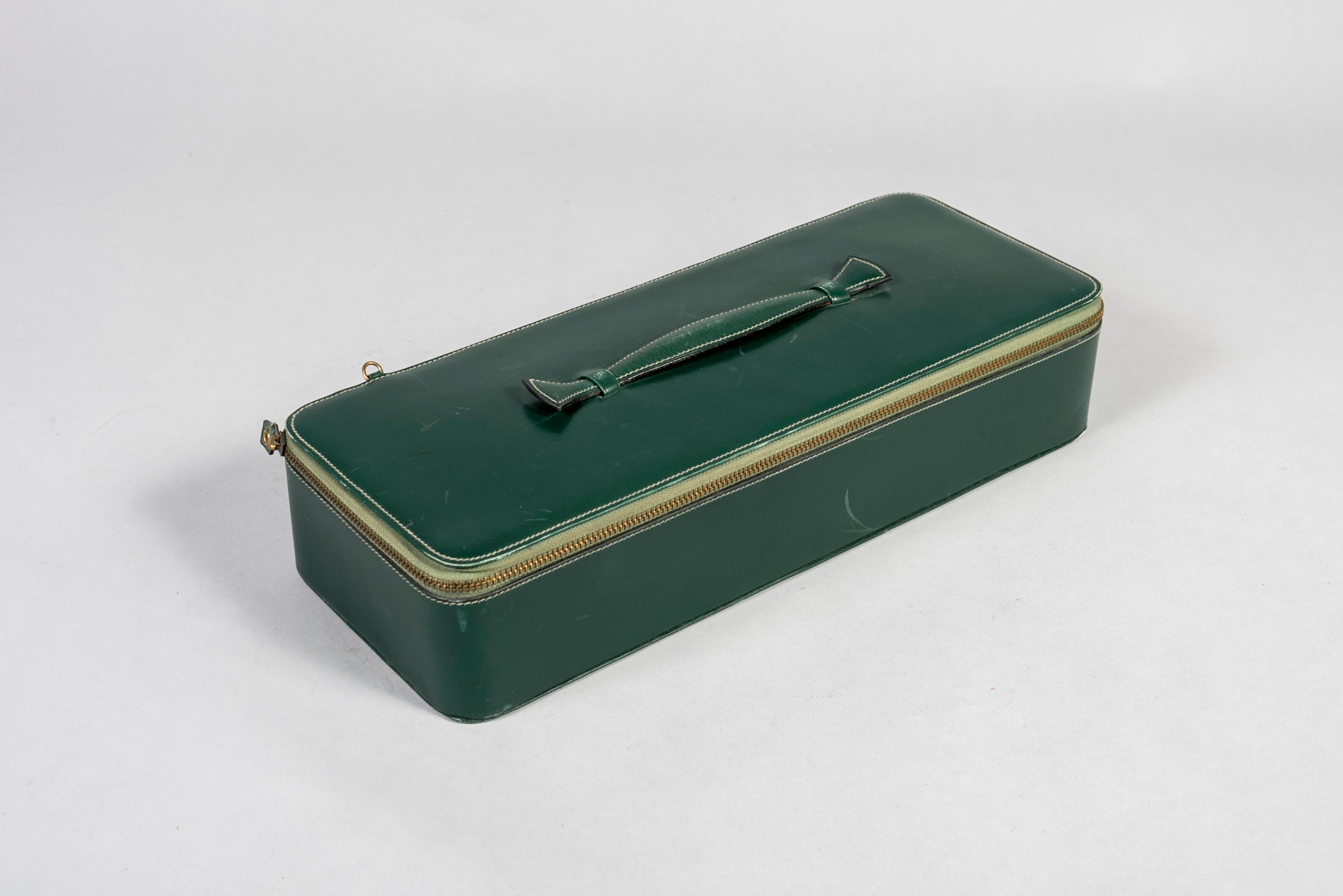 Rare boîte en cuir vert conçue par la Maison Hermès.
Vers les années 70.