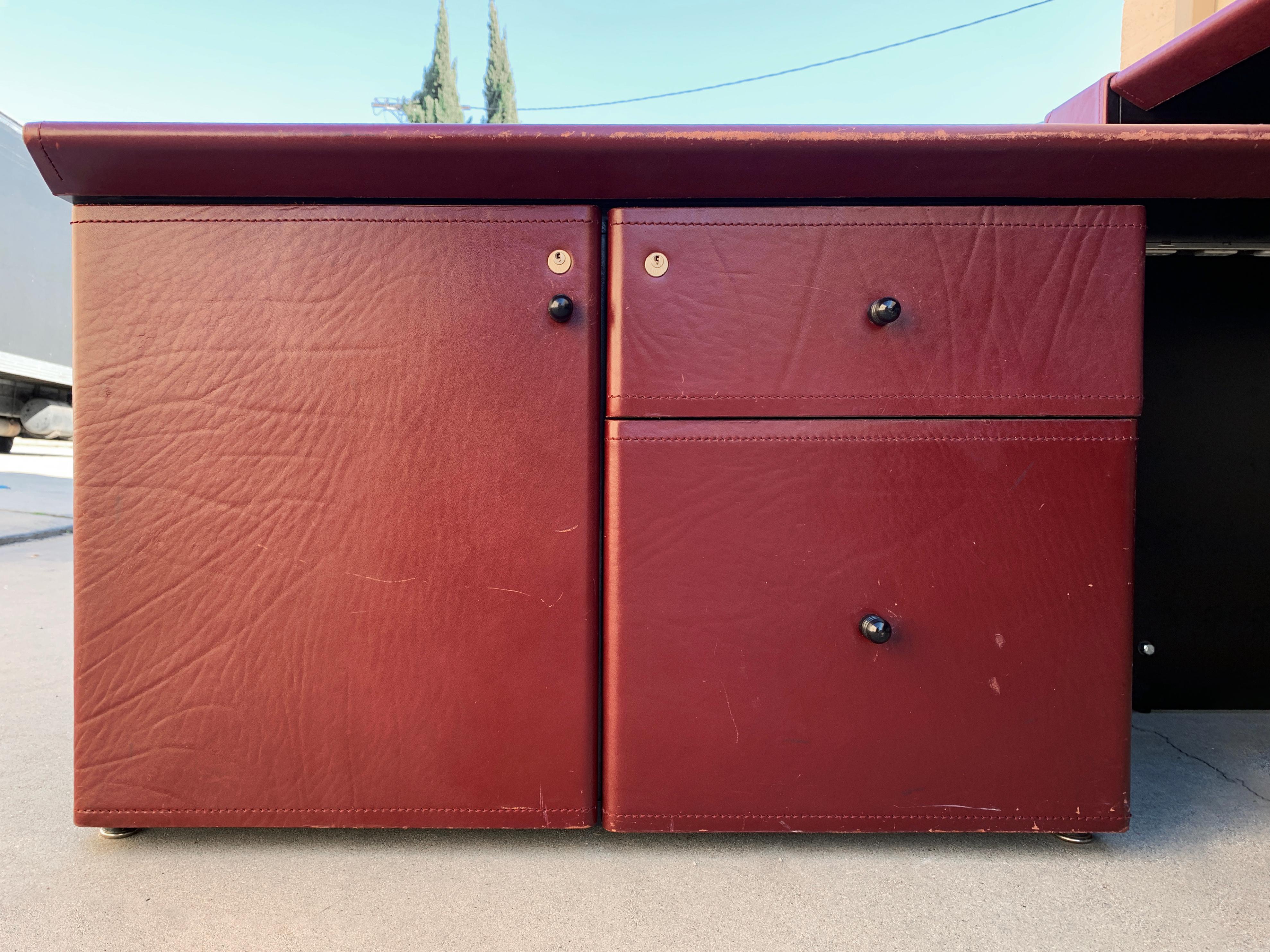 1970s Leather Executive Desk by i4Mariani for Pace Collection In Good Condition For Sale In Alhambra, CA