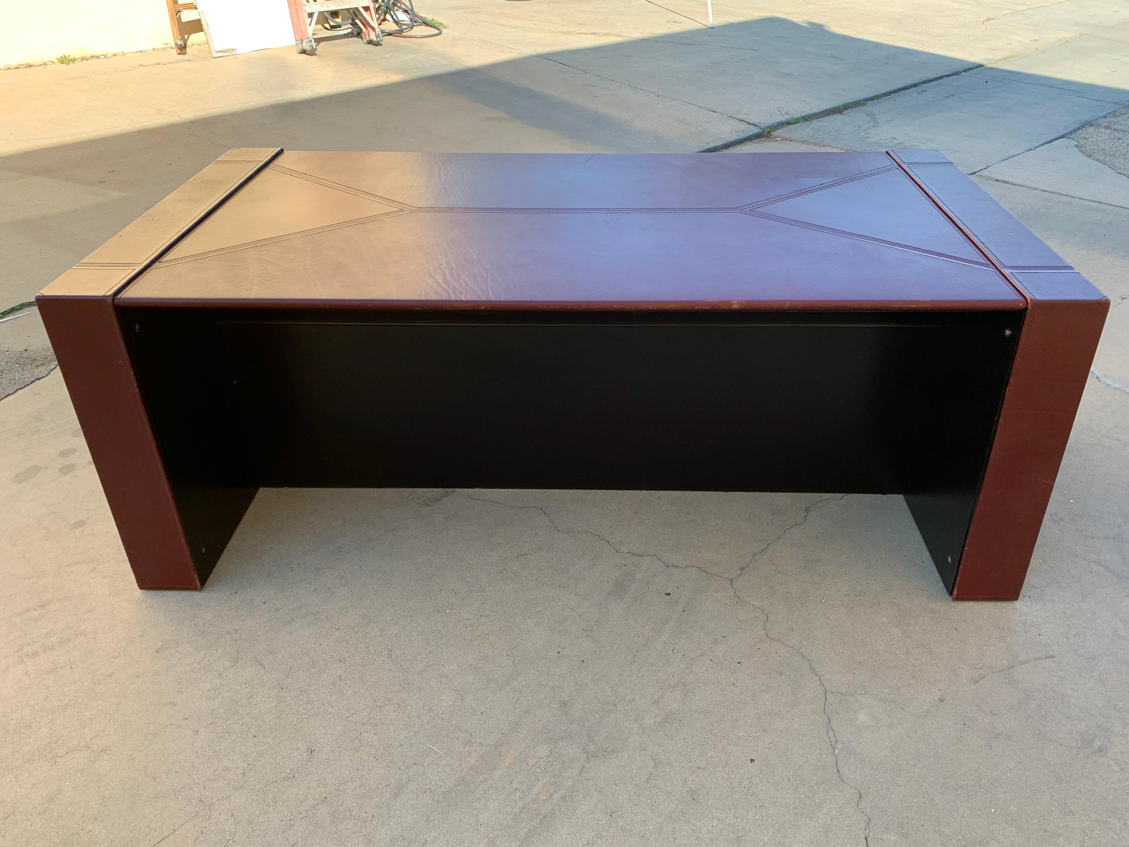 1970s Leather Executive Desk by i4Mariani for Pace Collection For Sale 1