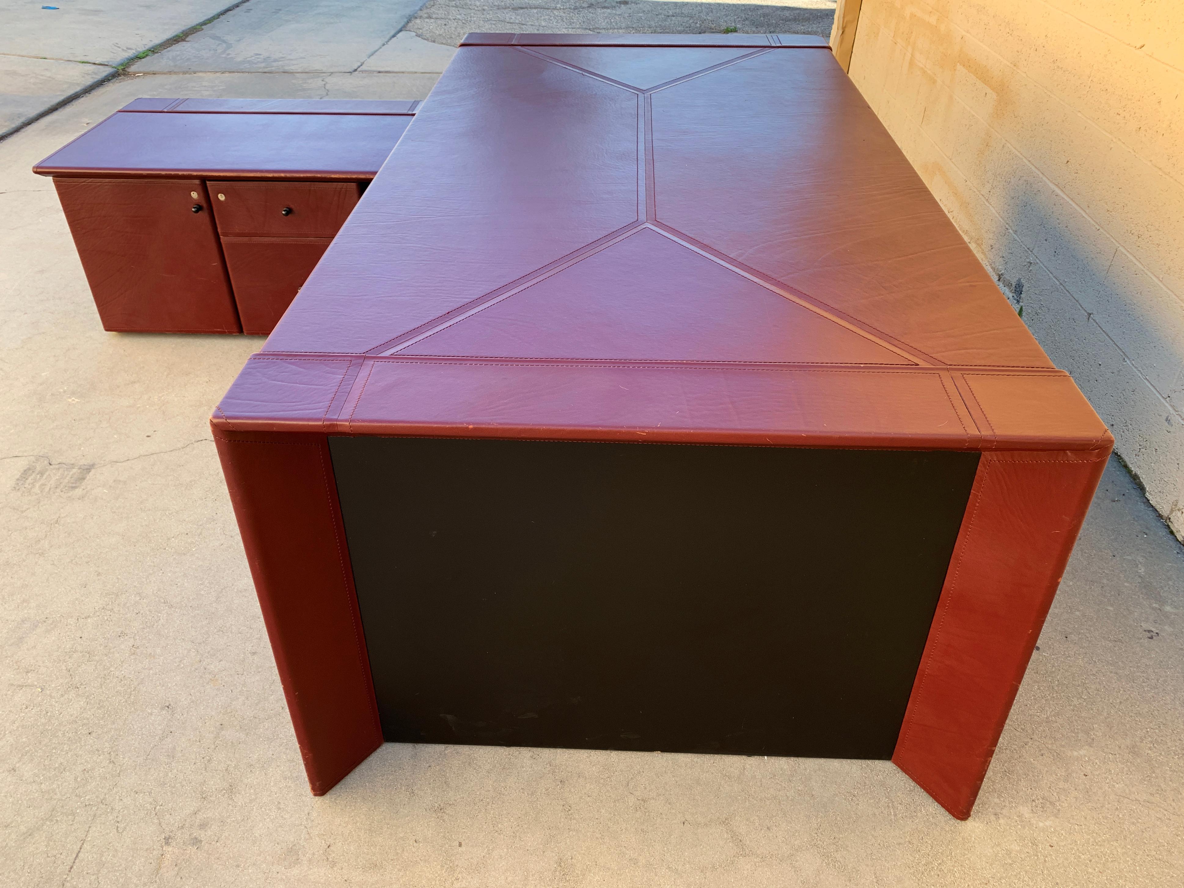 1970s Leather Executive Desk by i4Mariani for Pace Collection For Sale 2