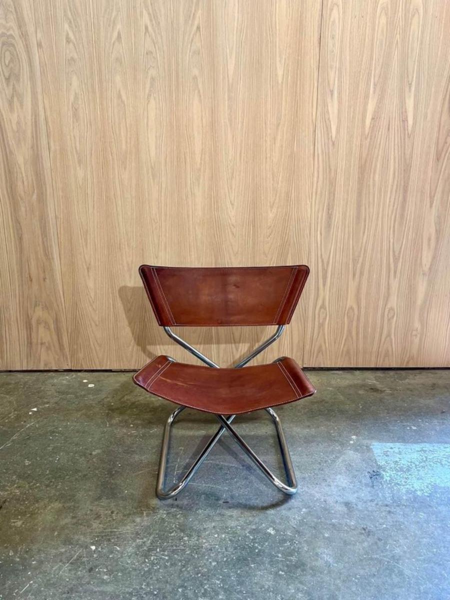 Introducing these two 1970s Leather Falcon Chairs by Sigurd Ressell for Vatne Møbler. They truly epitomize modern elegance with their sleek, minimalistic design and unparalleled comfort. The black leather seats are suspended by canvas and