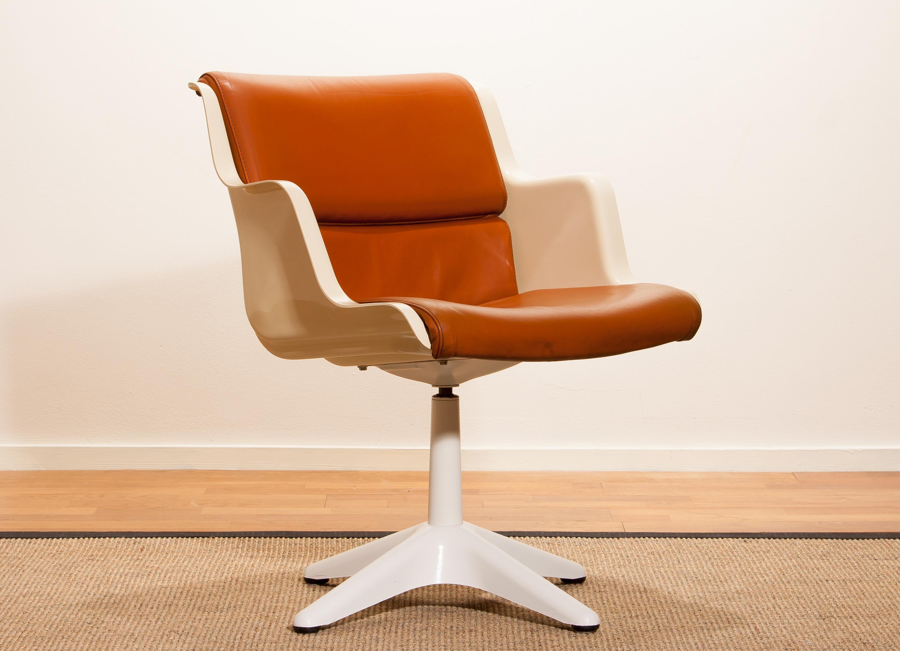 Beautiful desk chair designed by Yrjö Kukkapuro for Haimi, Finland.
This chair is made of a cognac leather seating in a off-white fiberglass shell on a white lacquered metal swivel stand.
The chair is labelled.
It is in a very nice