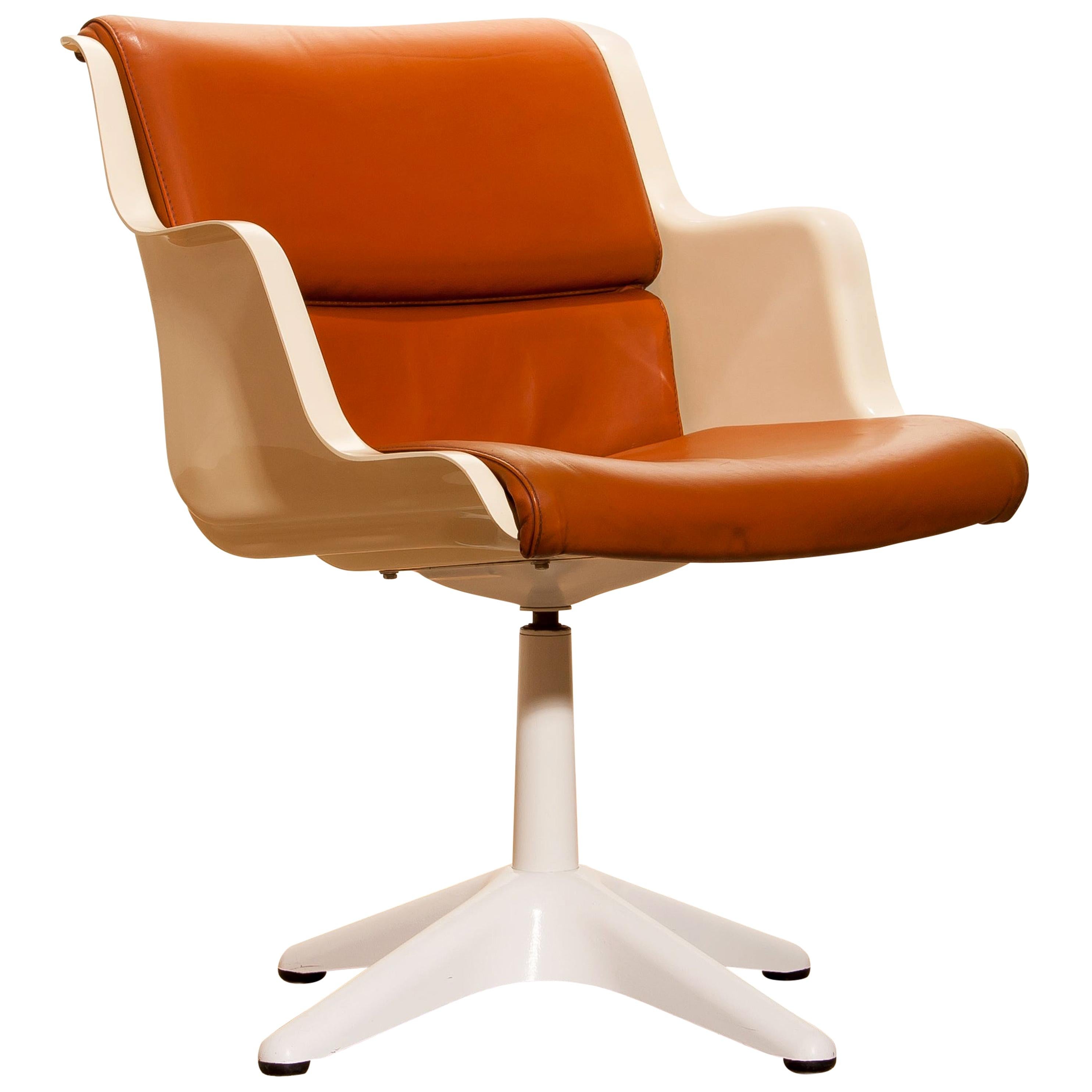 Beautiful desk chair designed by Yrjö Kukkapuro for Haimi, Finland.
This chair is made of a cognac leather seating in an off-white fiberglass shell on a white lacquered metal swivel stand.
The chair is labeled.
It is in a very nice