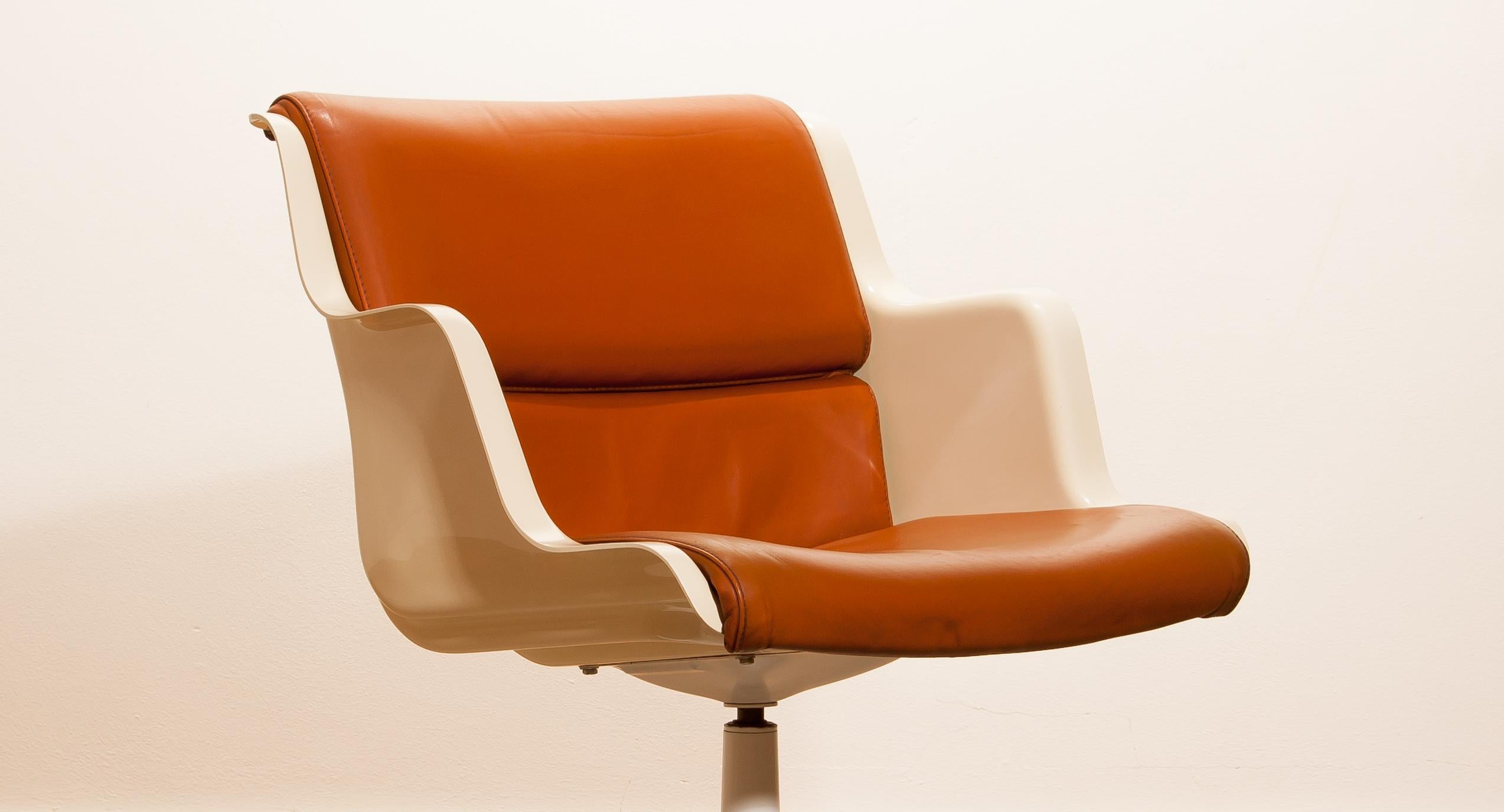 Beautiful desk chair designed by Yrjö Kukkapuro for Haimi, Finland.
This chair is made of a cognac leather seating in an off-white fibreglass shell on a white lacquered metal swivel stand.
The chair is labelled.
It is in a very nice
