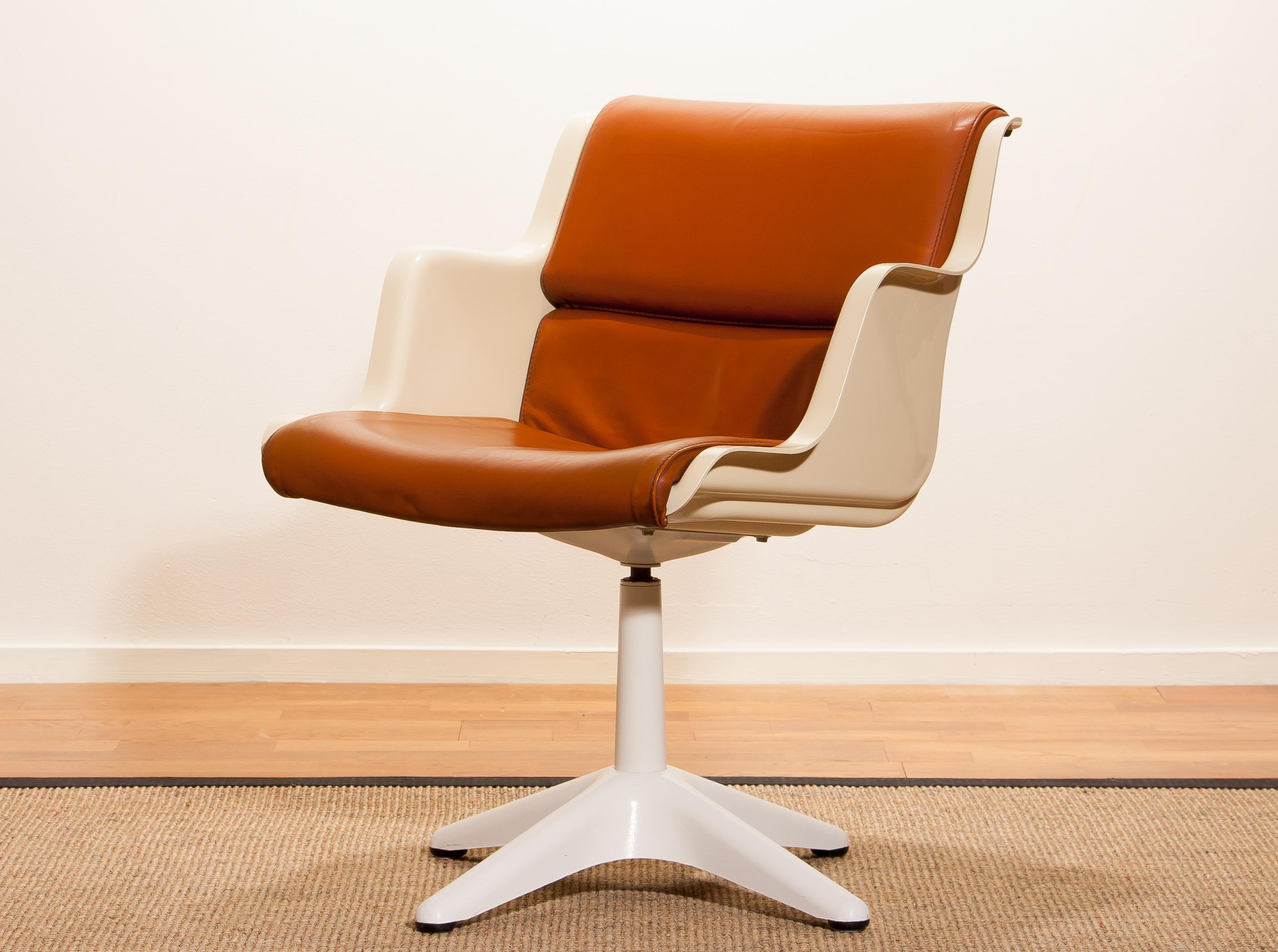 1970s, Leather, Fibreglass and Metal Desk Side Chair by Yrjö Kukkapuro for Haimi In Distressed Condition In Silvolde, Gelderland