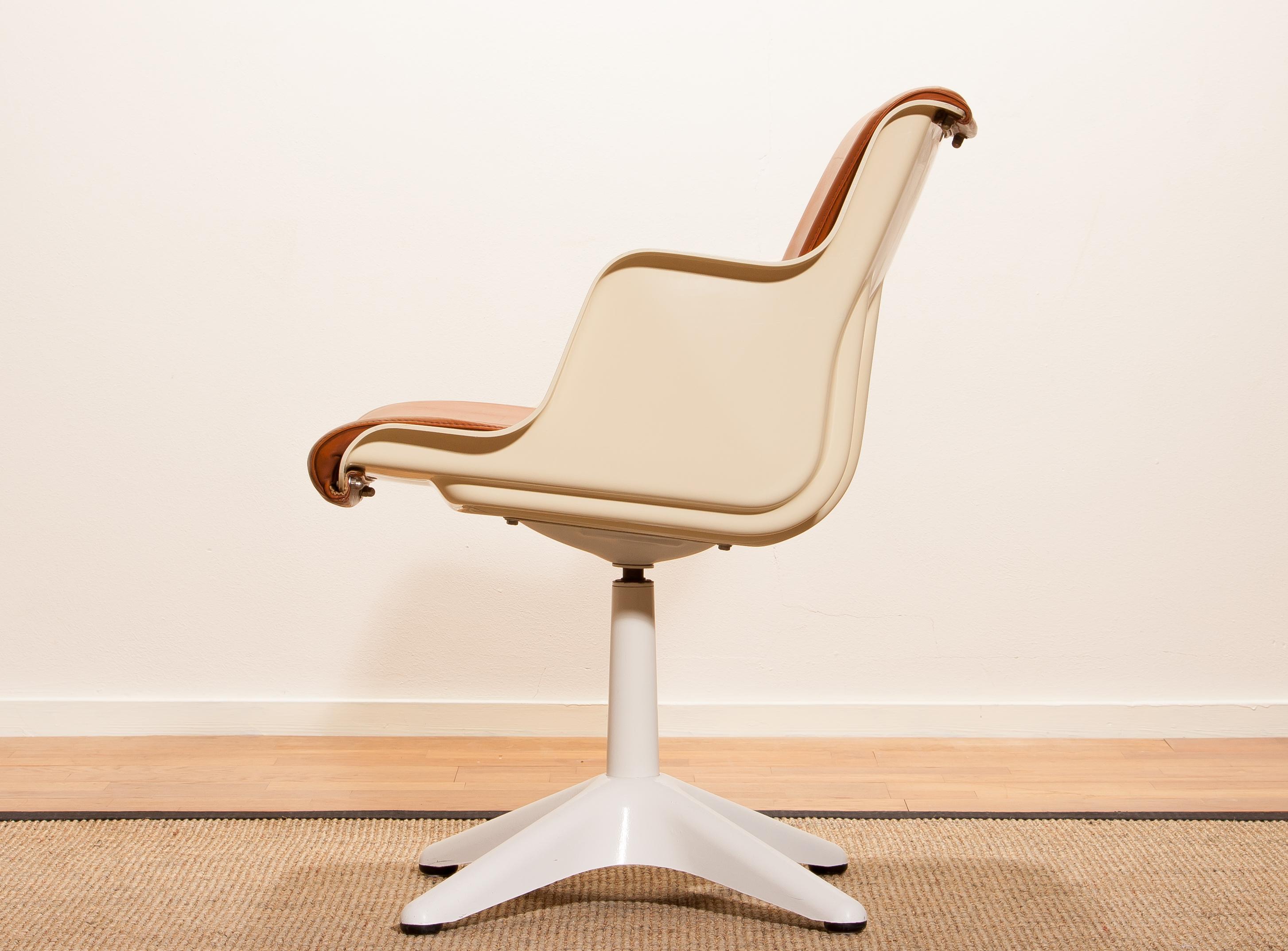 1970s, White Leather / Fibreglass Desk Side Chair by Yrjö Kukkapuro for Haimi In Good Condition In Silvolde, Gelderland