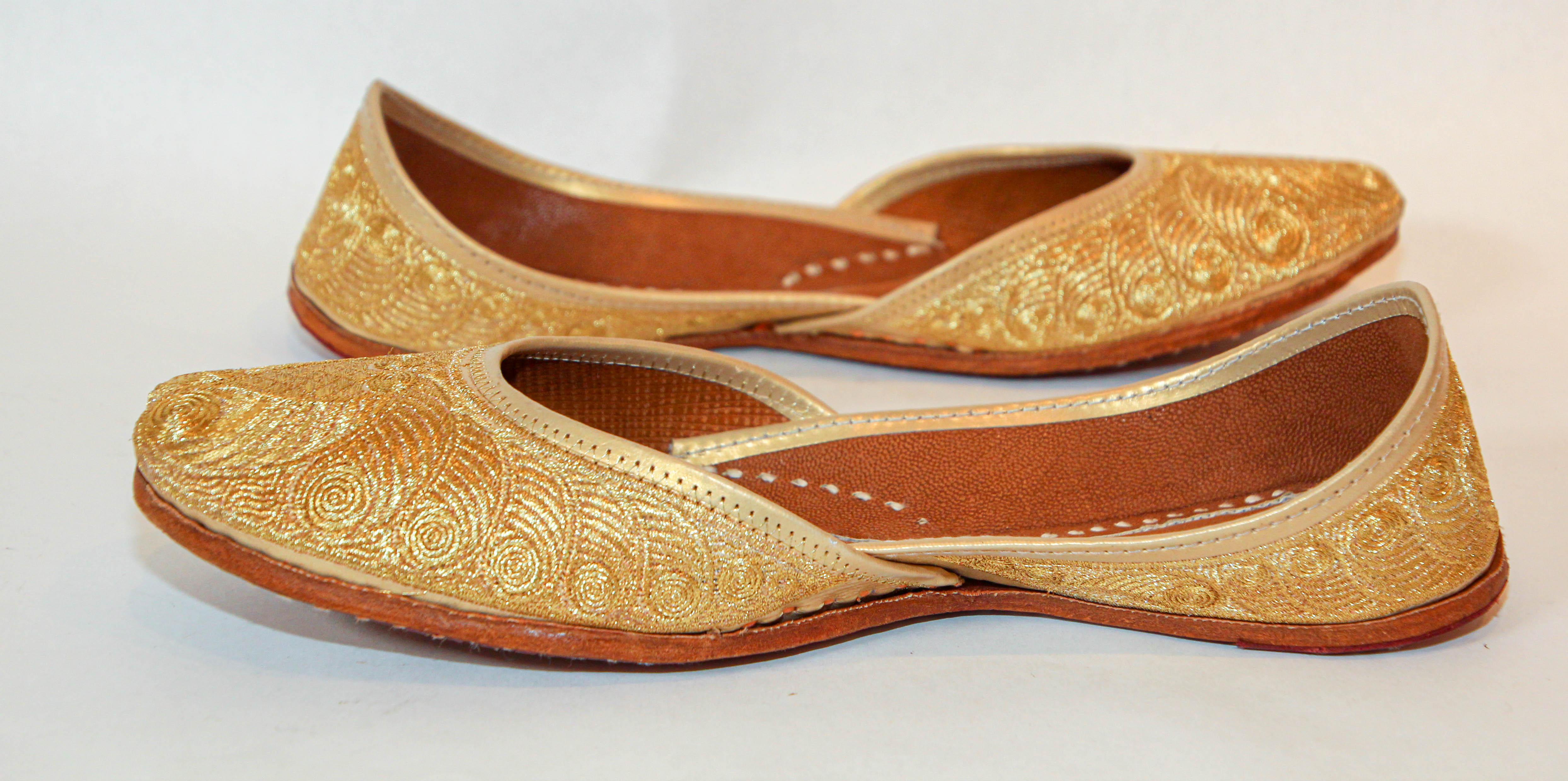 1970s Leather Indian Shoes with Gold Embroidered Size 9 For Sale 9