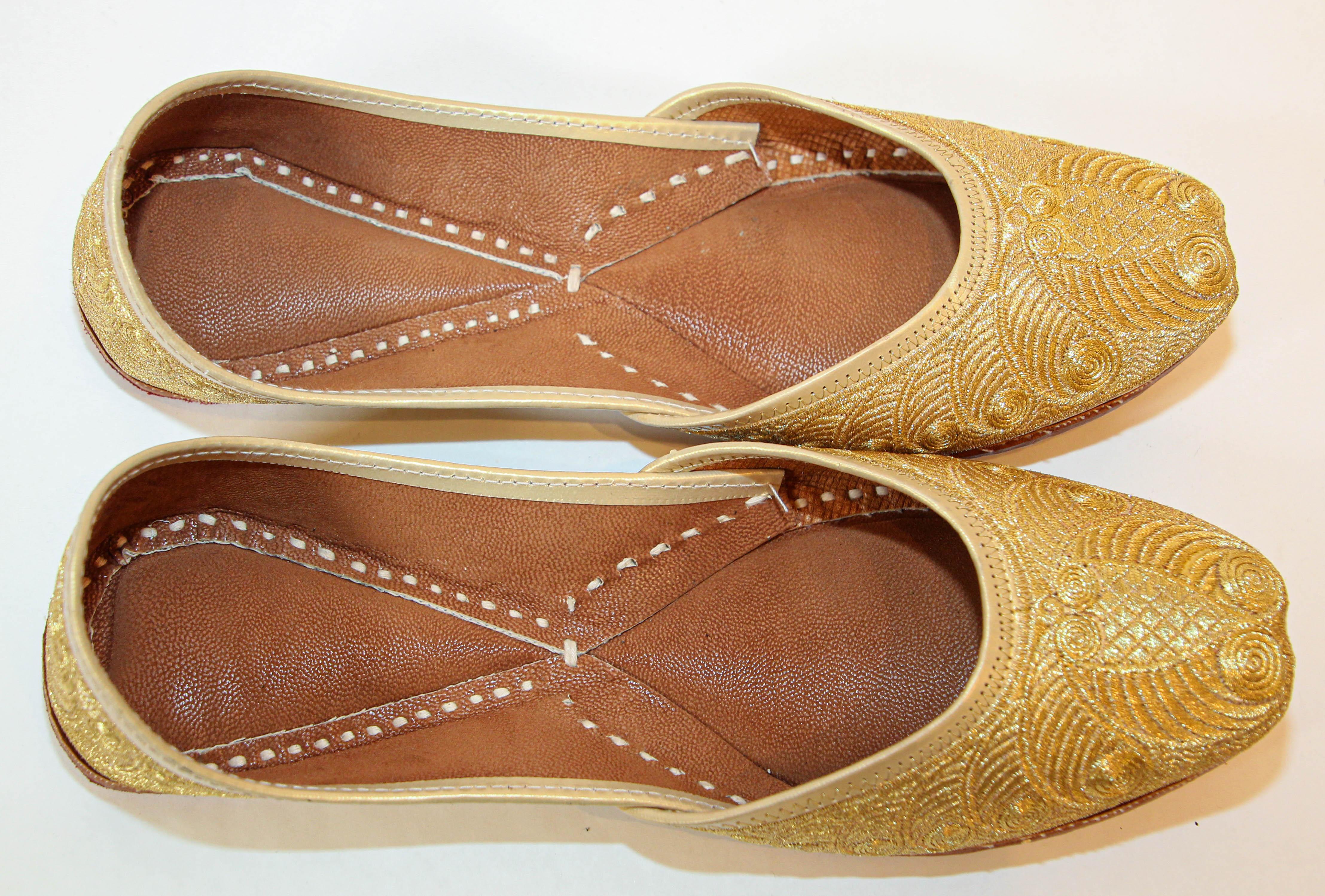 Vintage 1970s gold leather Indian Punjabi jutti wedding shoes.
Vintage hand stitched and hand tooled leather shoes with hand embroidered with gilt metallic threads.
Amazing Mughal style gold embroidered traditional Islamic Indian leather shoes fit