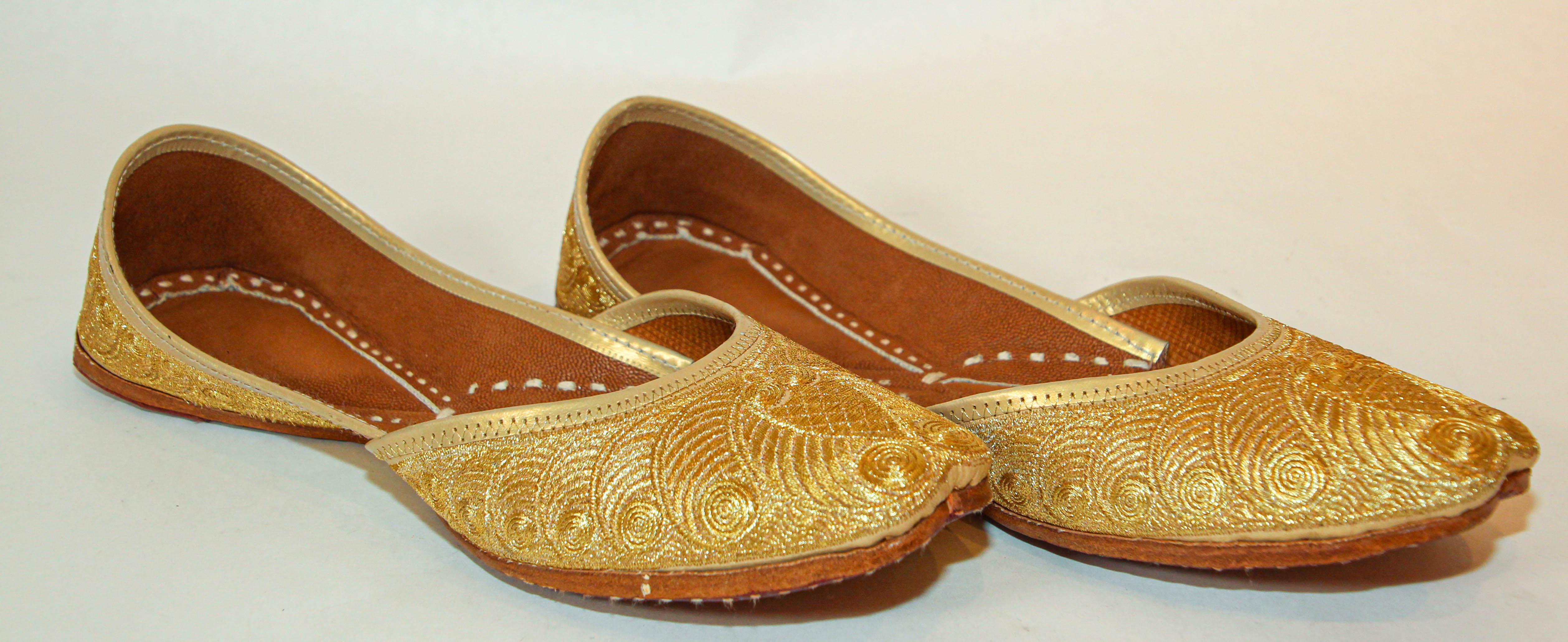 1970s Leather Indian Shoes with Gold Embroidered Size 9 In Good Condition For Sale In North Hollywood, CA