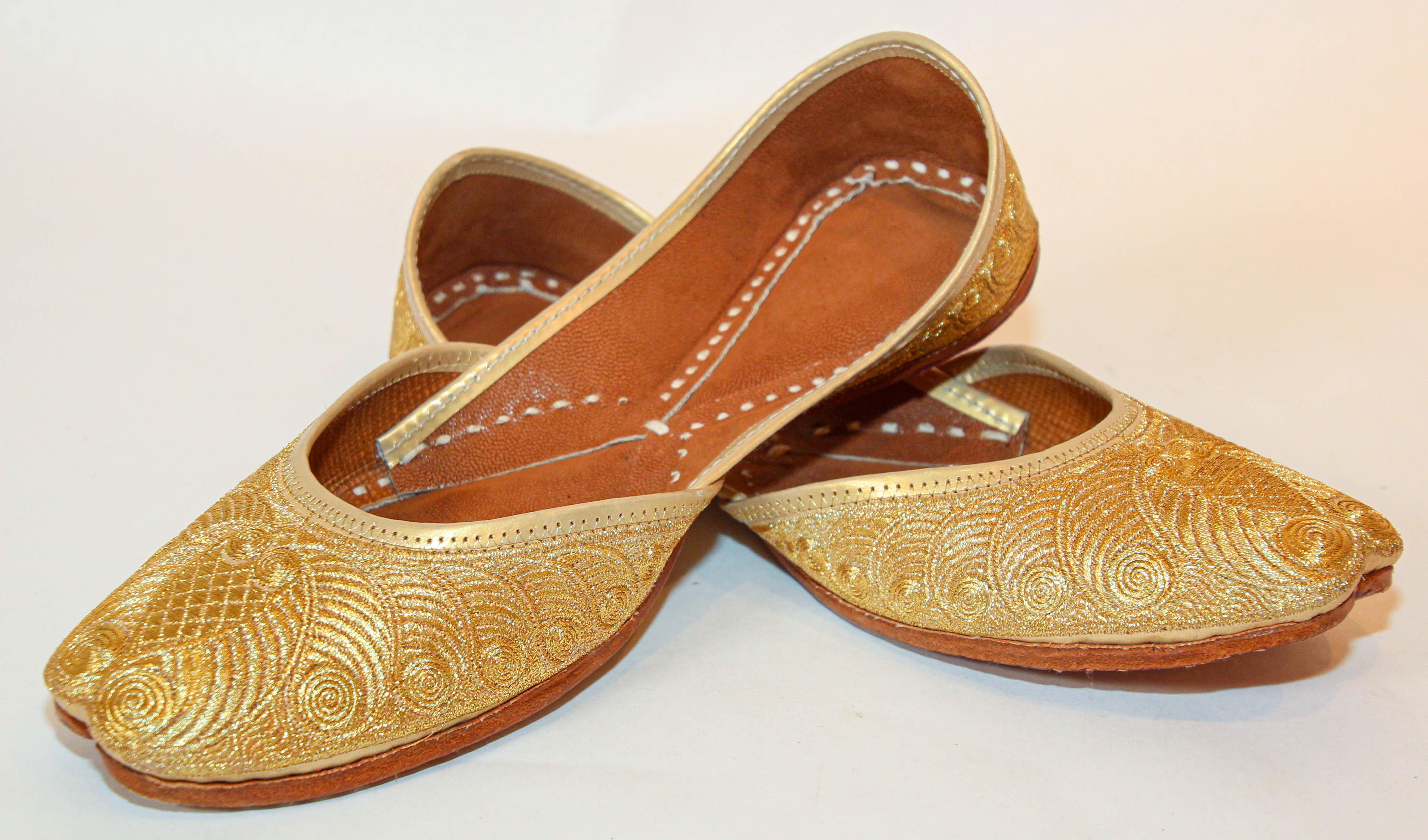 Women's or Men's 1970s Leather Indian Shoes with Gold Embroidered Size 9 For Sale
