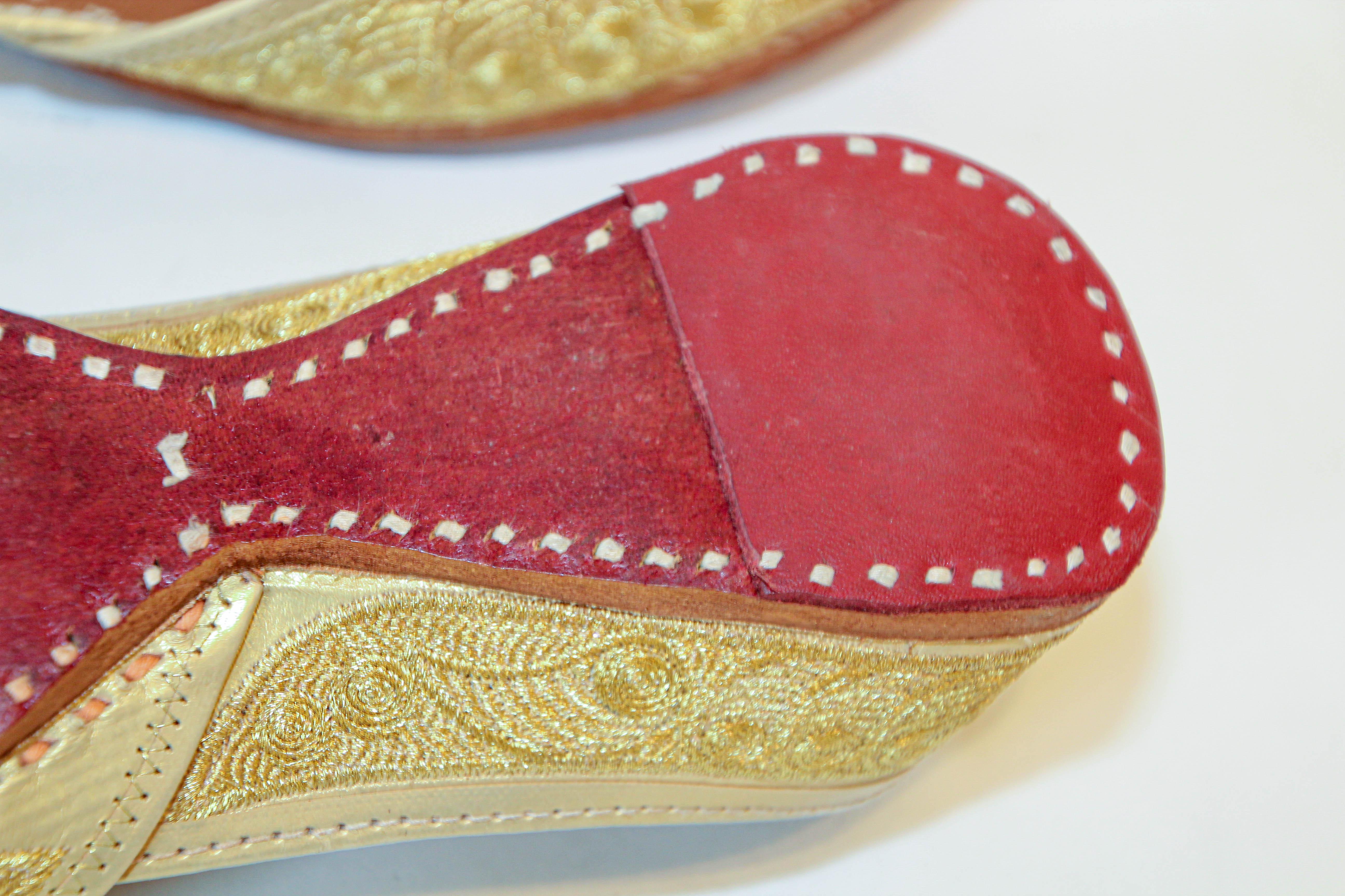 1970s Leather Indian Shoes with Gold Embroidered Size 9 For Sale 5