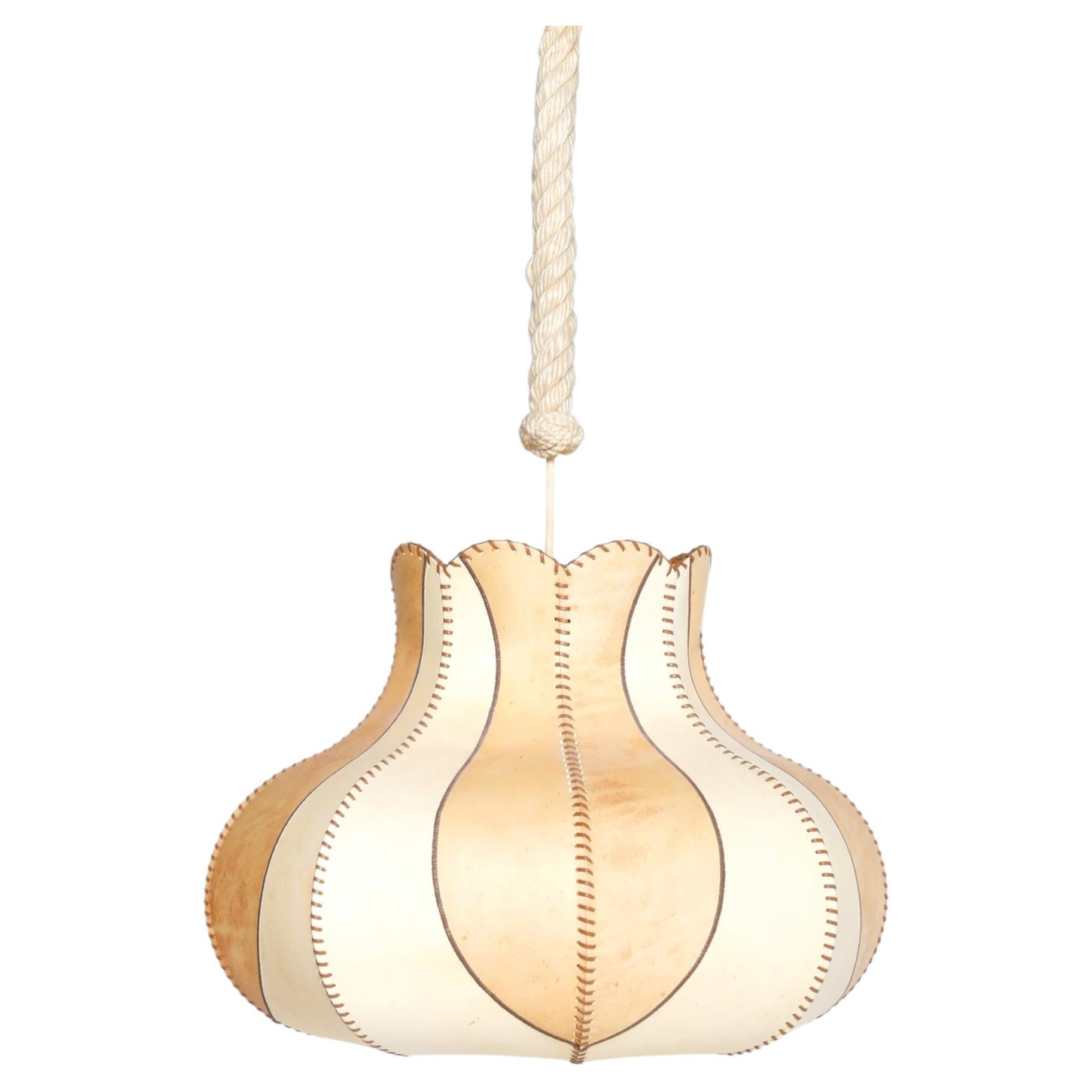 Lampe suspendue en cuir des années 1970 avec détails cousus à la main et suspension en corde