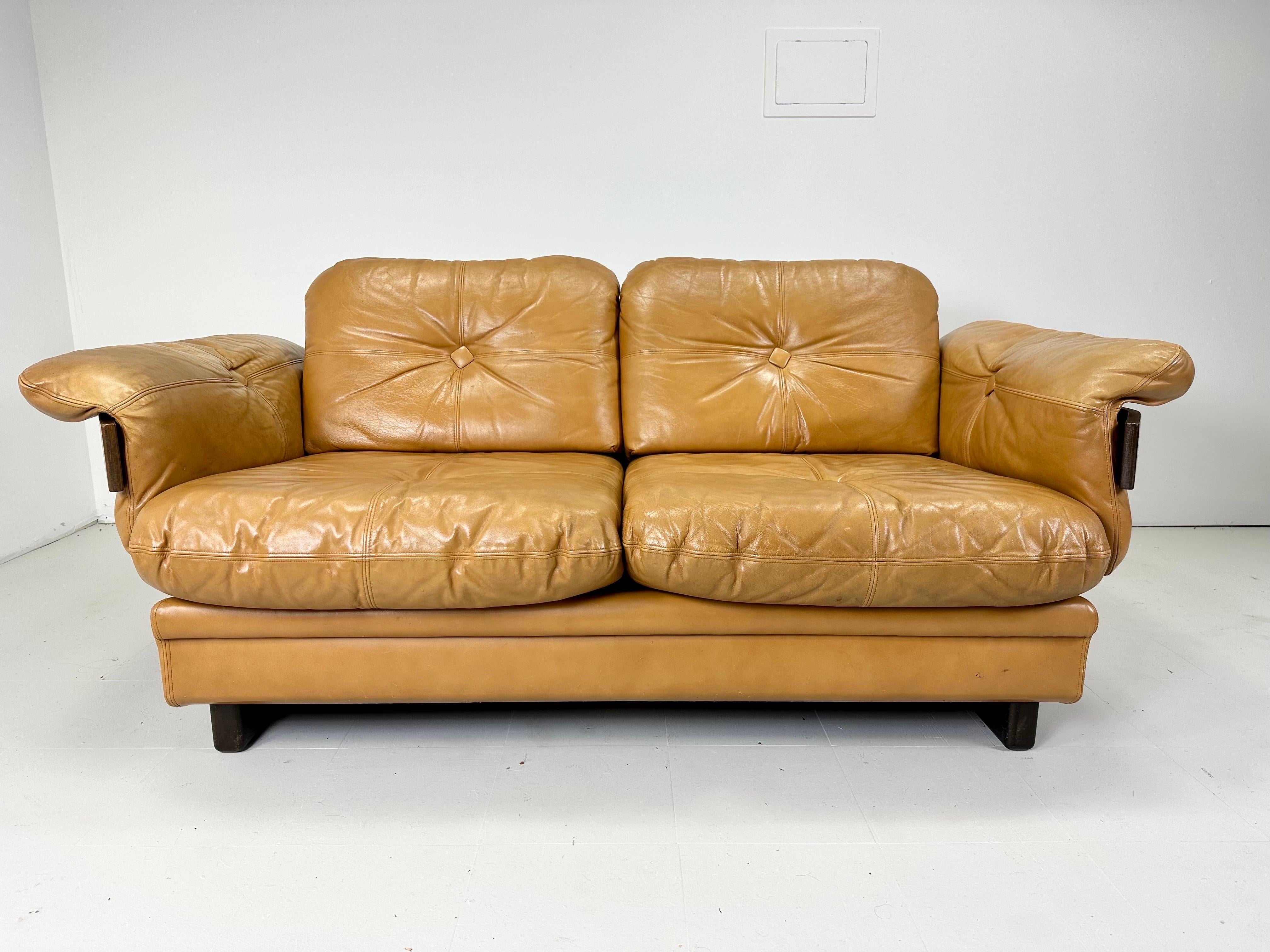 Ledersofa aus den 1970er Jahren. Arme aus Bugholz mit Messingdetails. Knopf-Kissen. Weiches, leichtes, butterscotchfarbenes Vintage-Leder. Das Sofa ist niedrig und tief und bietet so einen hohen Liegekomfort. Passendes Sofa verfügbar

Lieferung an