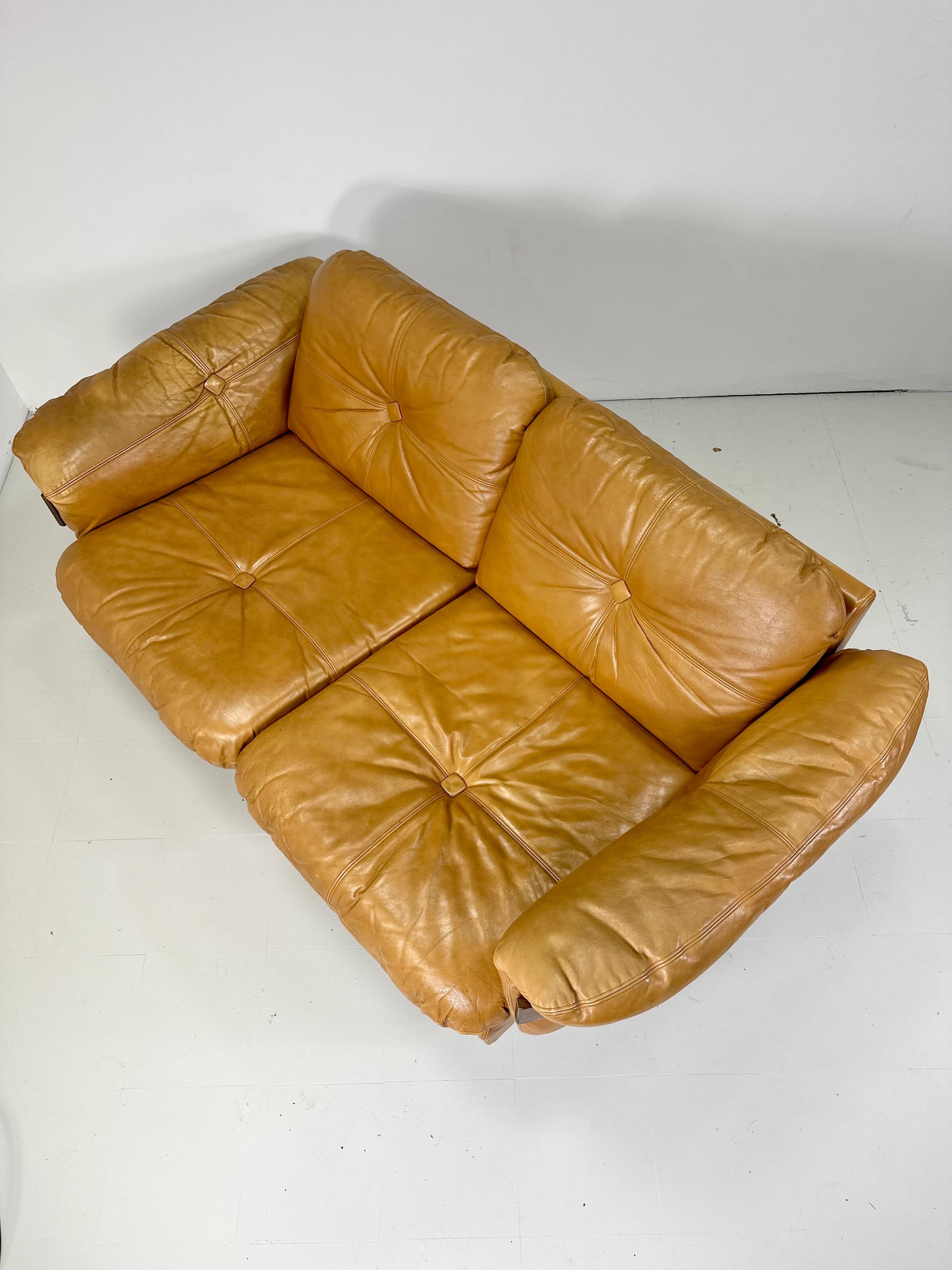 1970’s Leather Settee In Good Condition For Sale In Turners Falls, MA