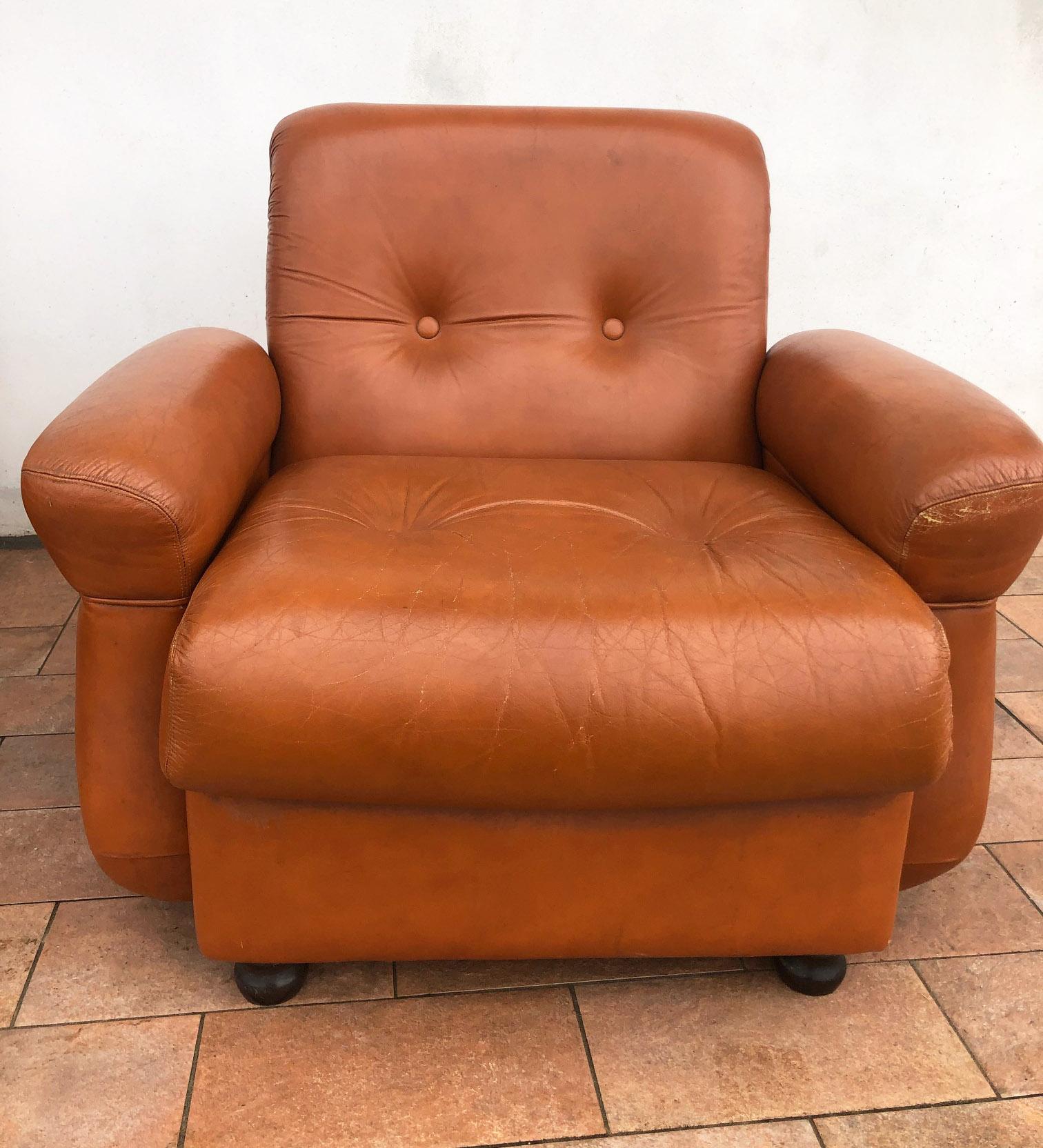 Late 20th Century 1970s Leather Sofa and Two Armchairs Vintage Light Used For Sale