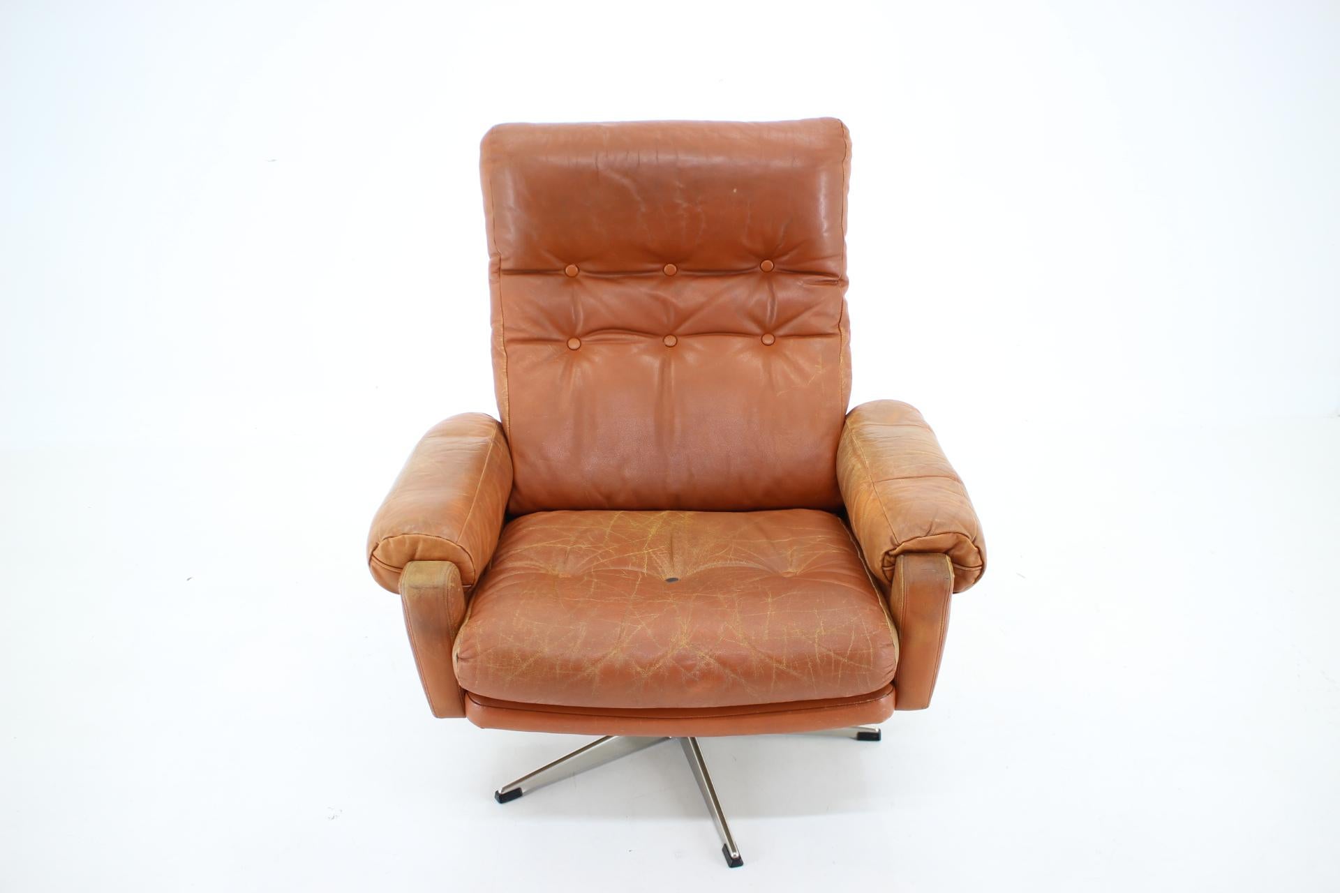 - good original condition with signs of use 
- leather with signs of use due to age
- height of seat 42 cm.