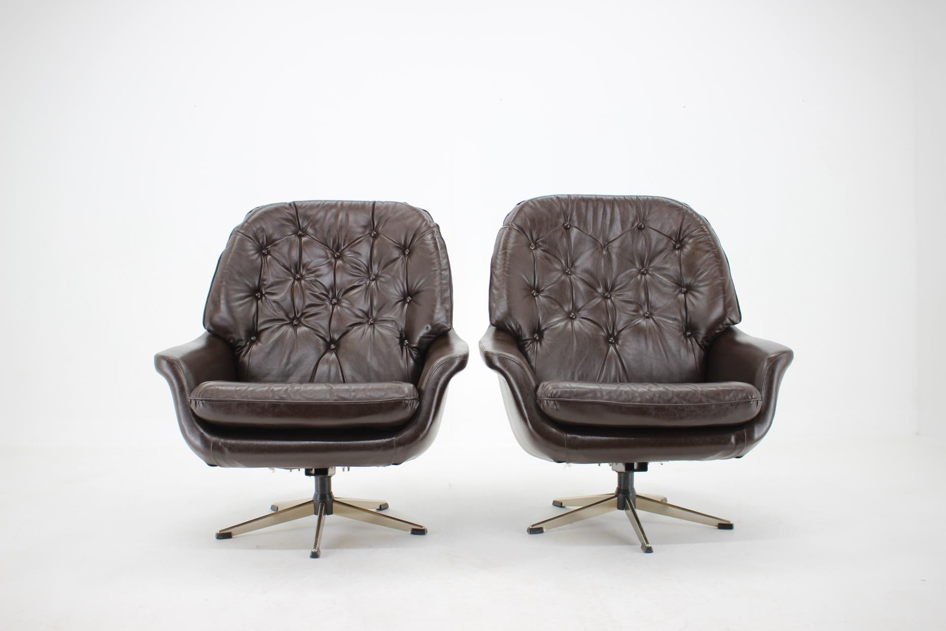 Mid-Century Modern 1970s Leatherette Swivel Lounge Chair For Sale