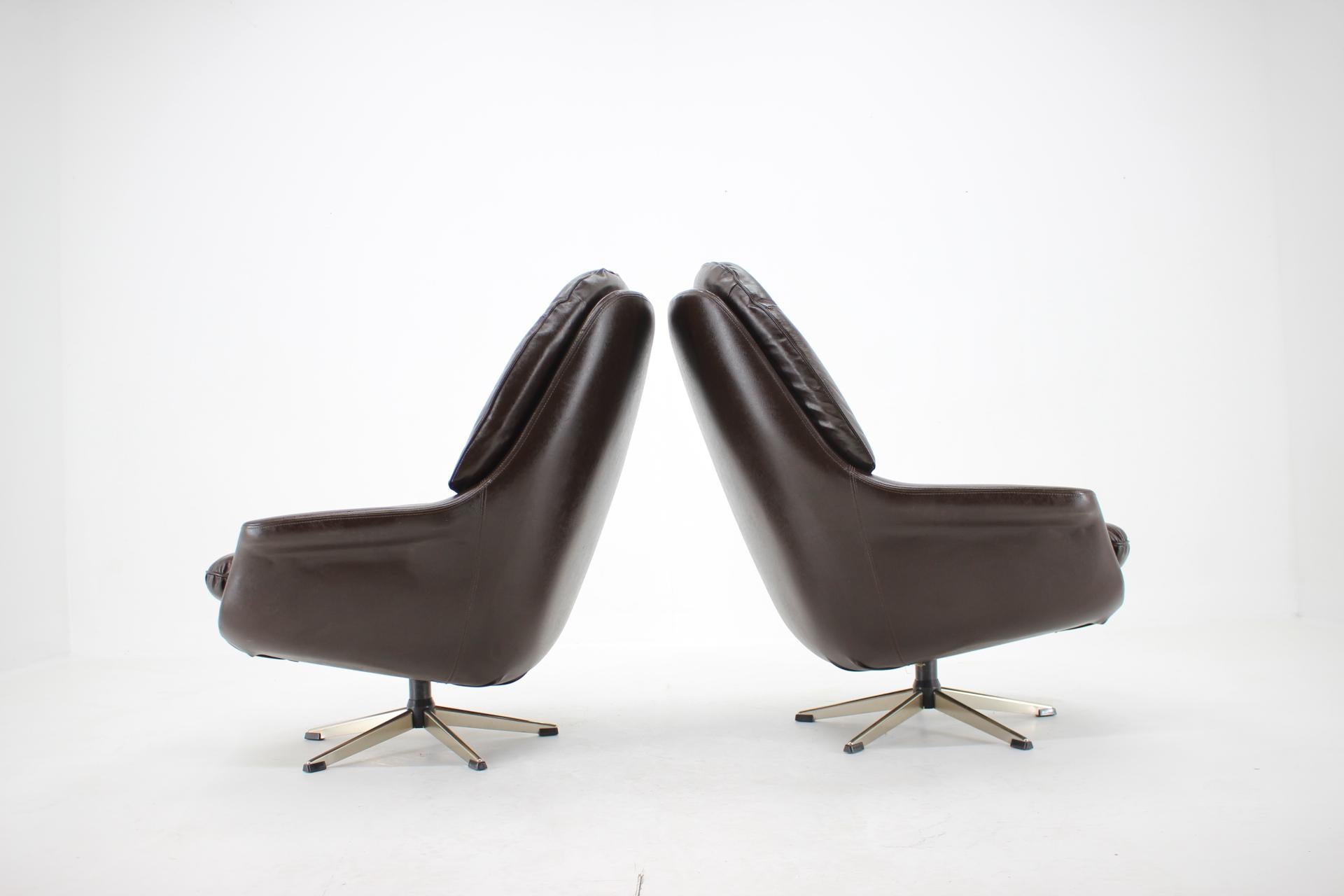 1970s Leatherette Swivel Lounge Chair In Good Condition For Sale In Praha, CZ