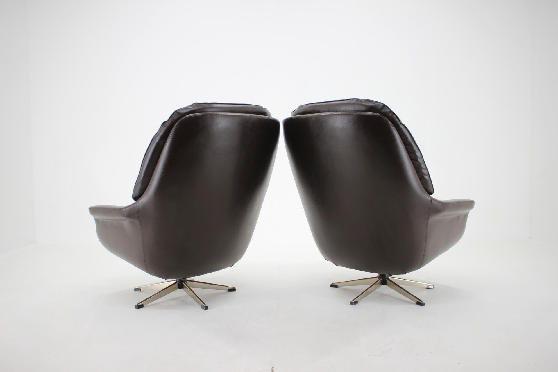 Late 20th Century 1970s Leatherette Swivel Lounge Chair For Sale
