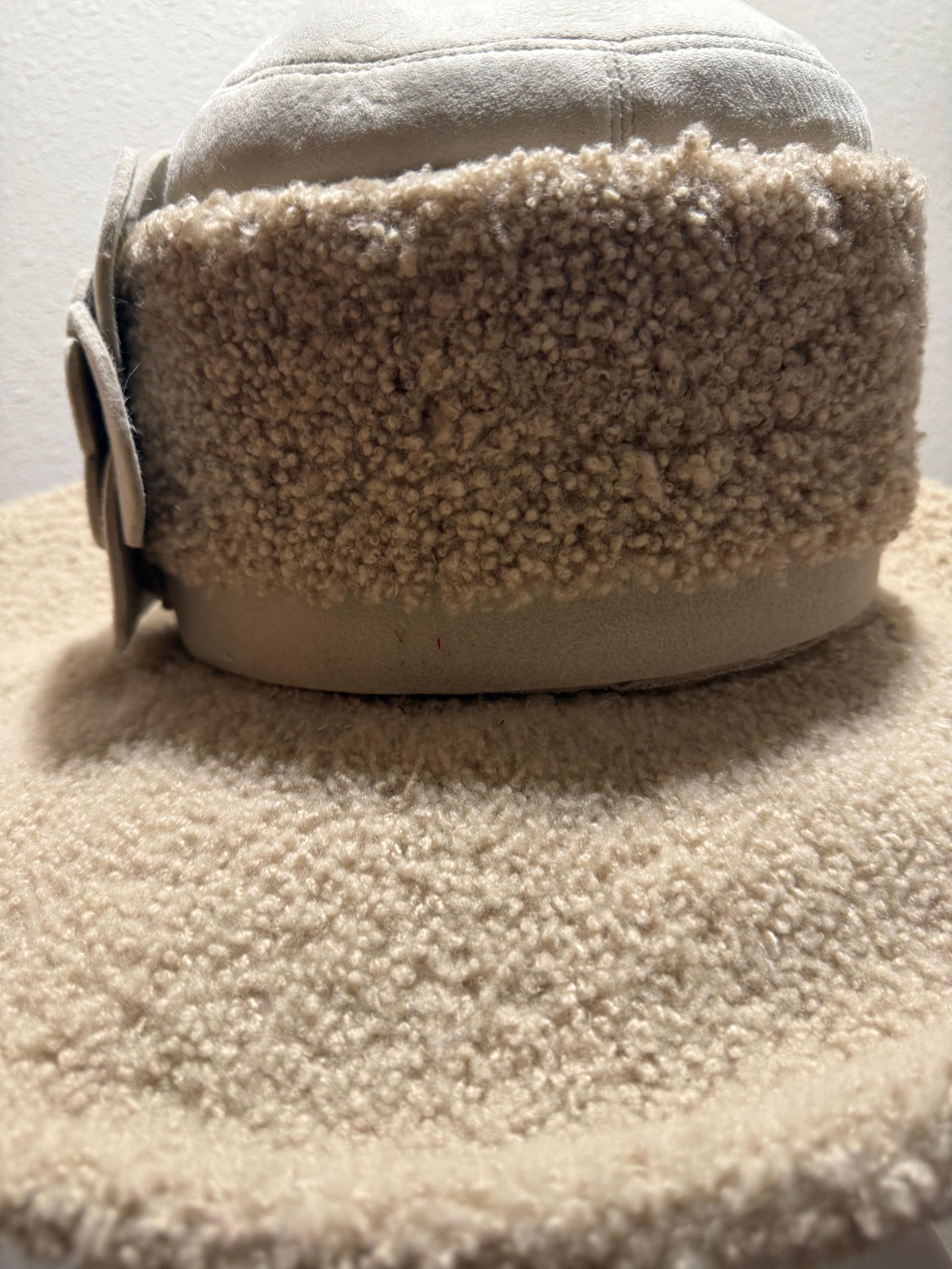 Fedora invernale in pelle e pelliccia d'agnello Lenore Marshall del 1970 con corona rotonda e fiori in vendita 5