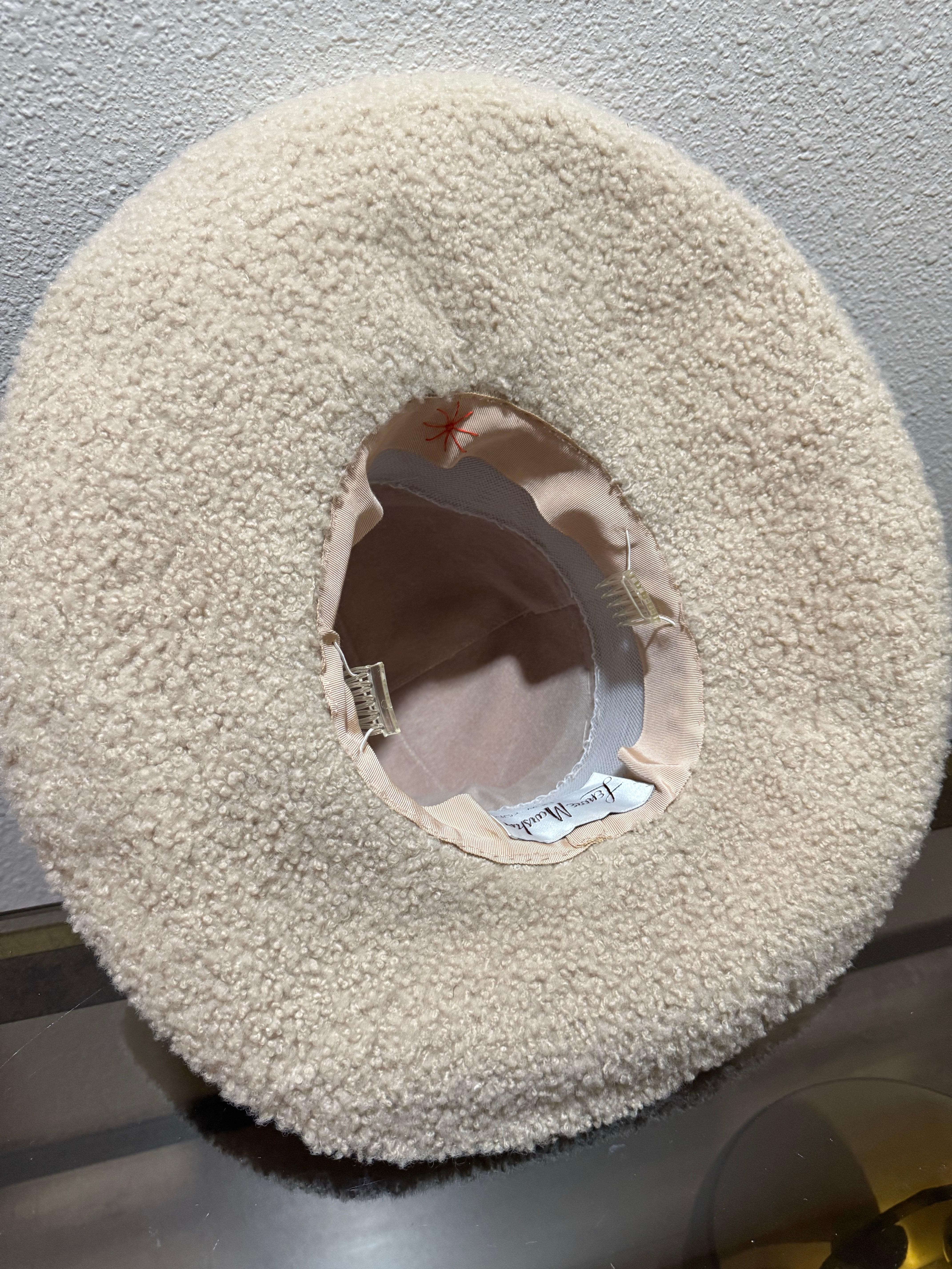 Fedora invernale in pelle e pelliccia d'agnello Lenore Marshall del 1970 con corona rotonda e fiori in vendita 6