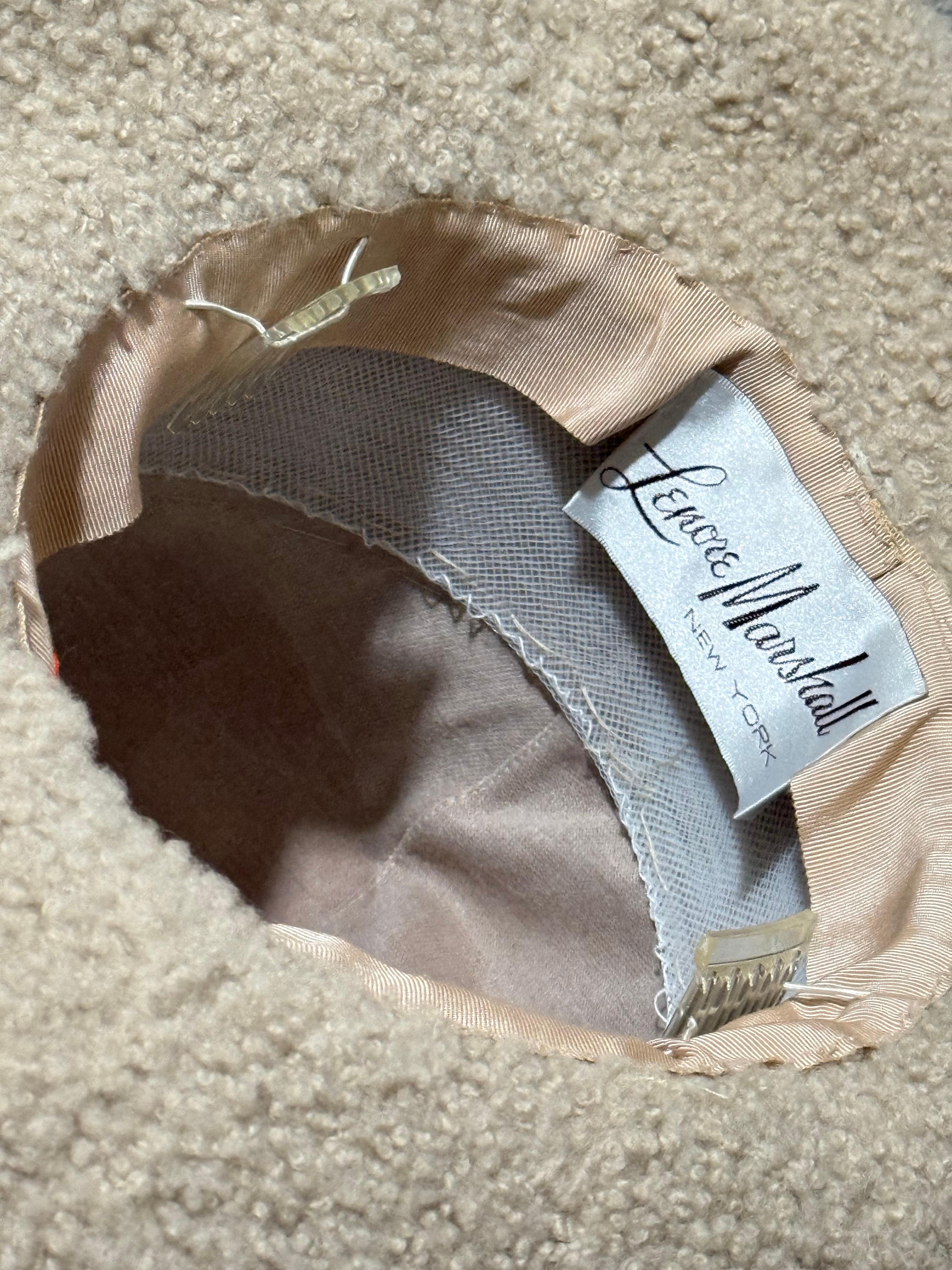 Fedora invernale in pelle e pelliccia d'agnello Lenore Marshall del 1970 con corona rotonda e fiori in vendita 7