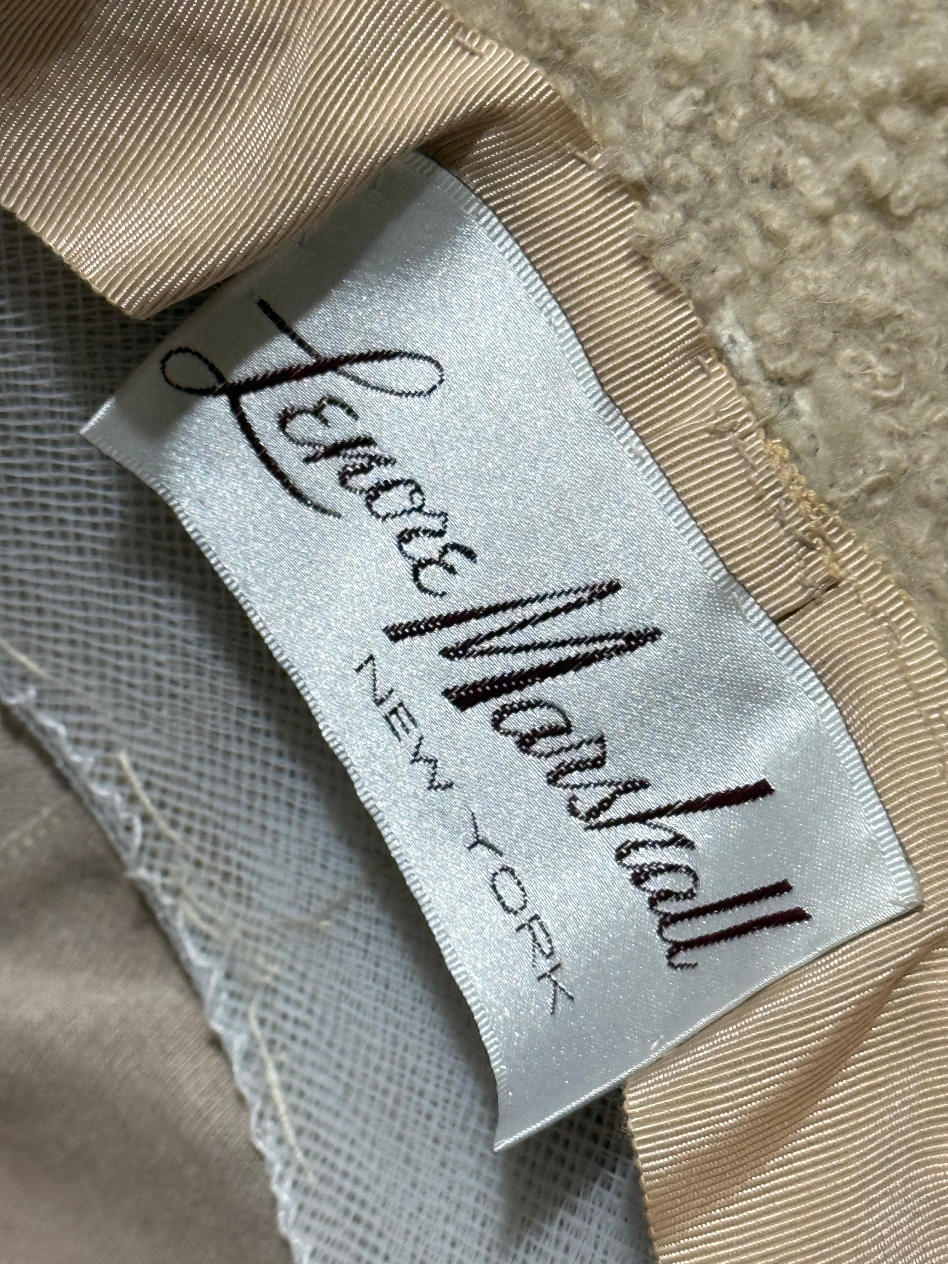 Fedora invernale in pelle e pelliccia d'agnello Lenore Marshall del 1970 con corona rotonda e fiori in vendita 8