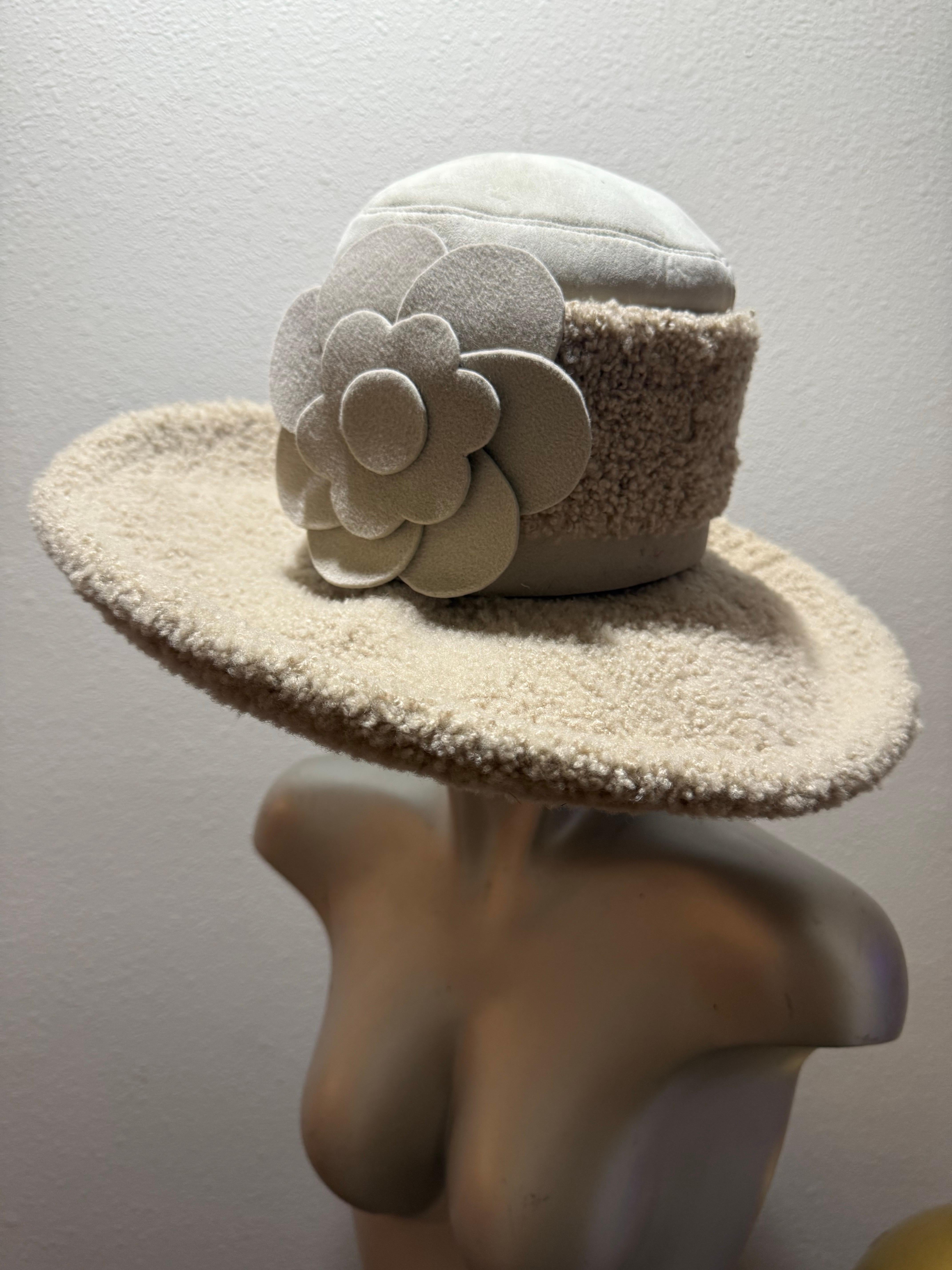 Fedora invernale anni '70 di Lenore Marshall in pelle di agnello color osso e tonalità taupe con corona alta arrotondata e fiore in feltro di velluto sulla fascia:  Un cappello invernale in pelliccia e pelle d'agnello insolitamente elegante che