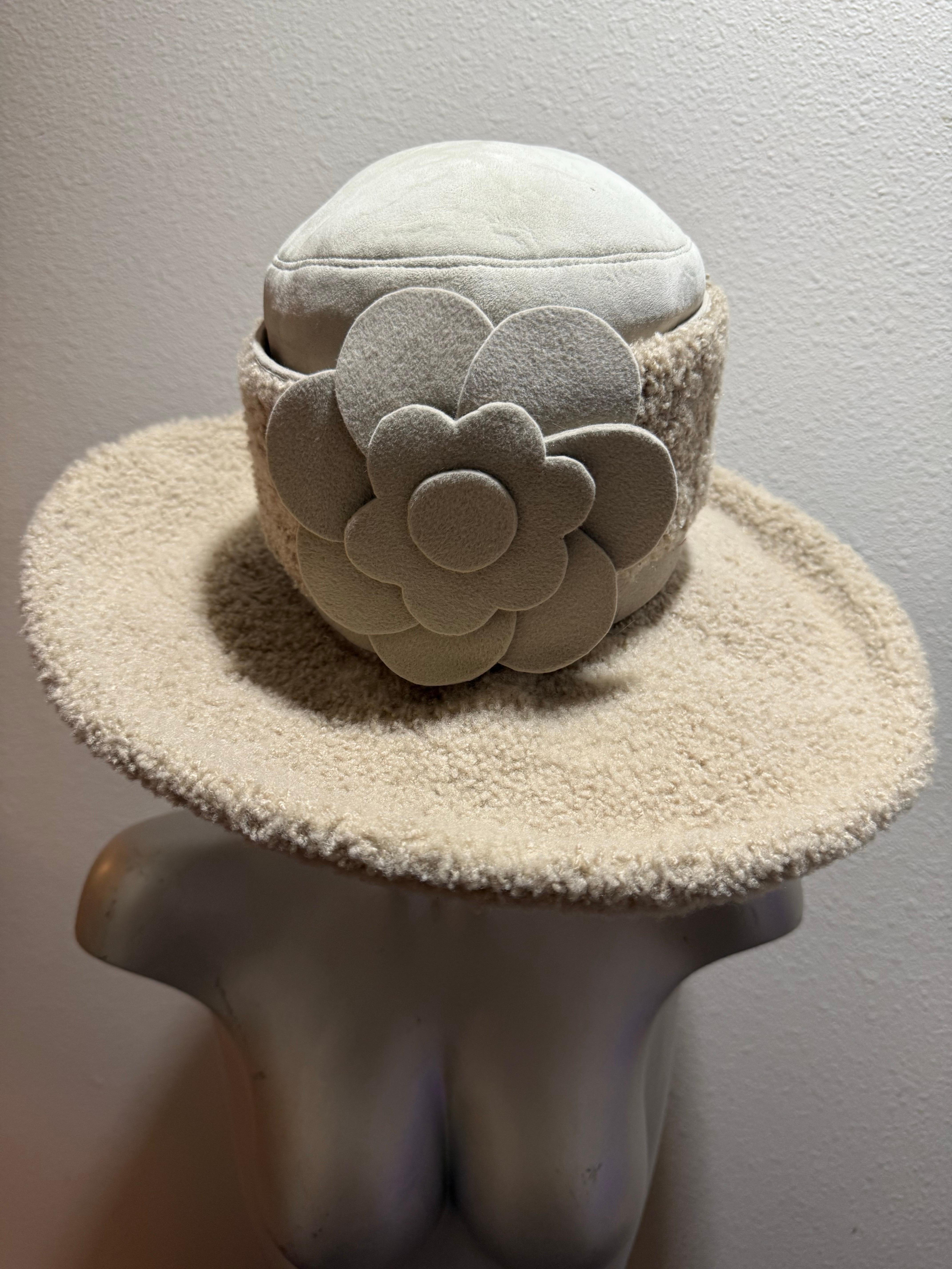 Marrone Fedora invernale in pelle e pelliccia d'agnello Lenore Marshall del 1970 con corona rotonda e fiori in vendita