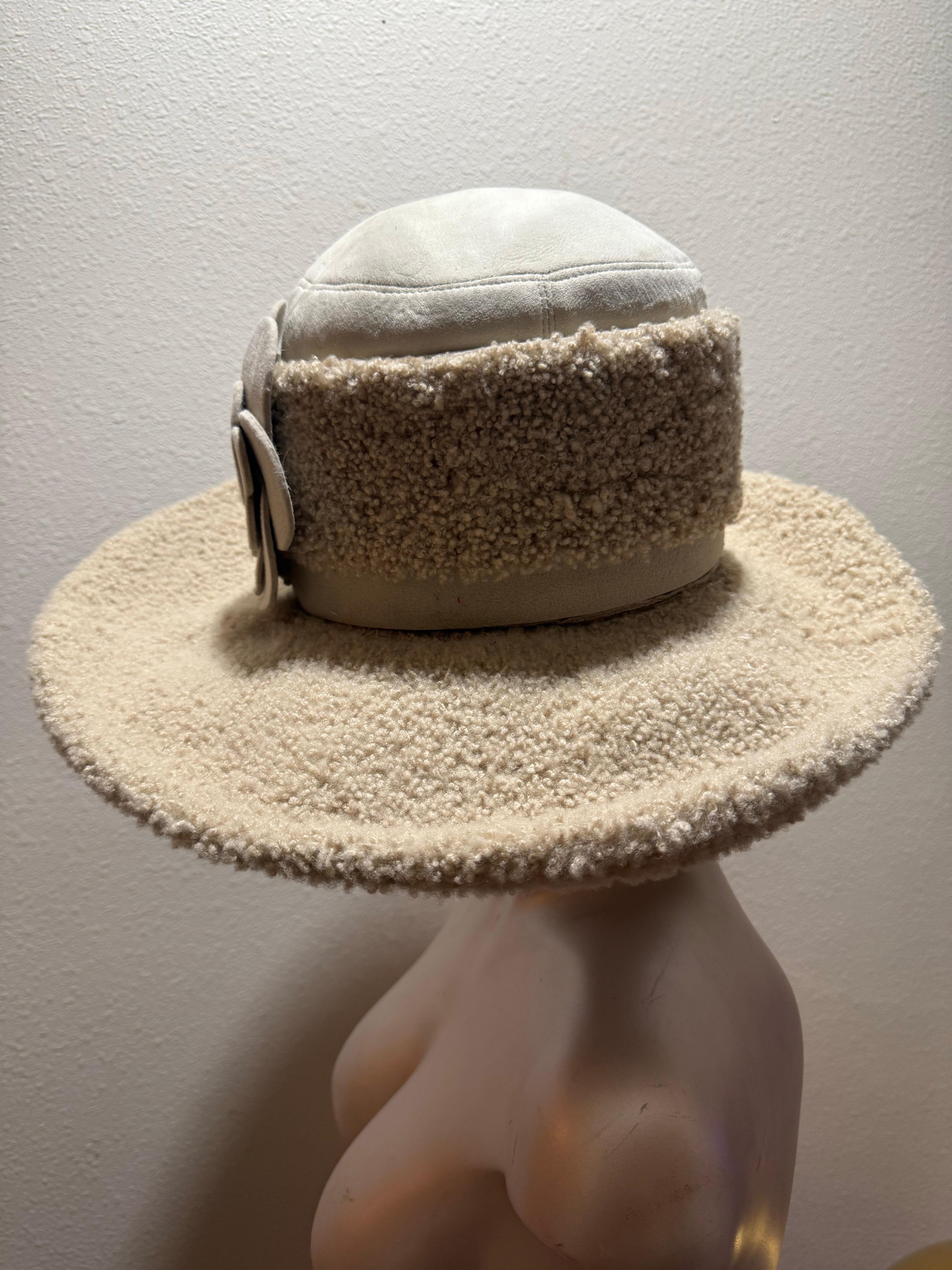 Fedora invernale in pelle e pelliccia d'agnello Lenore Marshall del 1970 con corona rotonda e fiori In condizioni ottime in vendita a Gresham, OR